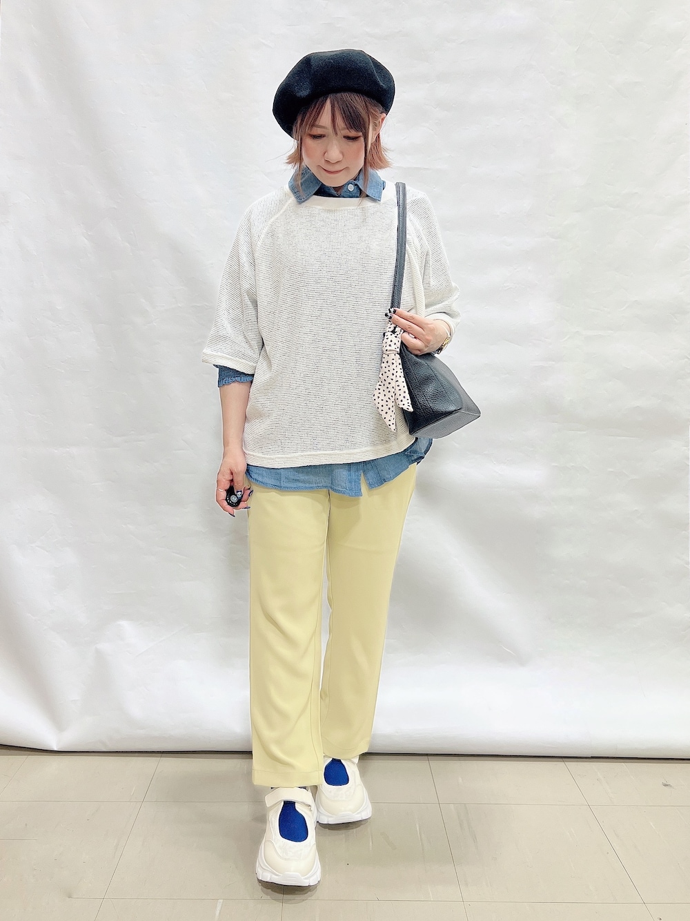 ブルー系のシャツ/ブラウス、ホワイト系のTシャツ/カットソー、イエロー系のその他パンツを着用したレディースの春コーディネートの1枚目の写真