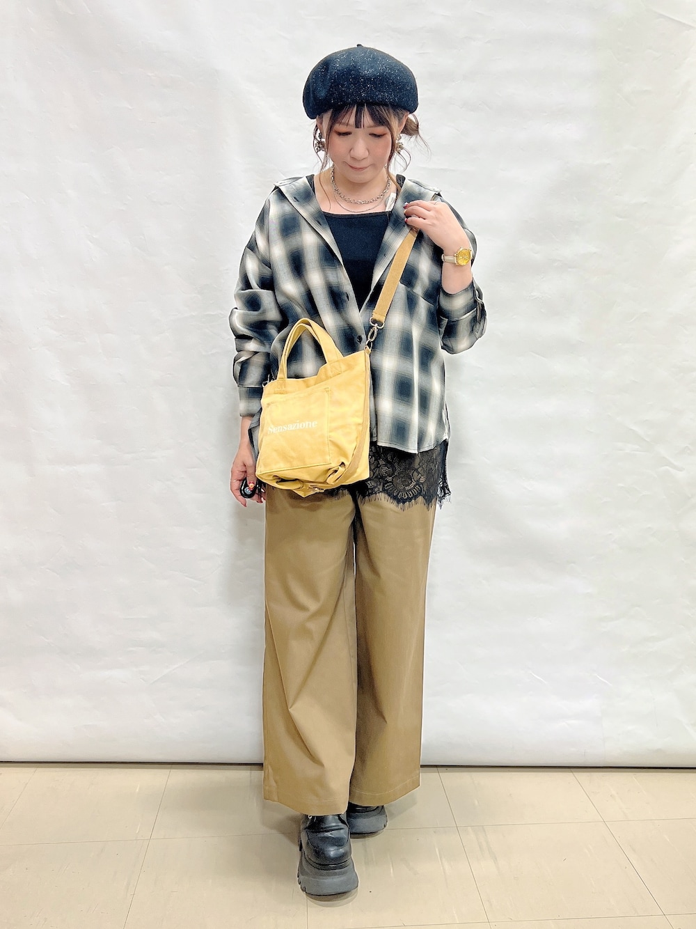 グレー系のシャツ/ブラウス、ブラック系のタンクトップ、ベージュ系のその他パンツを着用したレディースの秋コーディネートの1枚目の写真