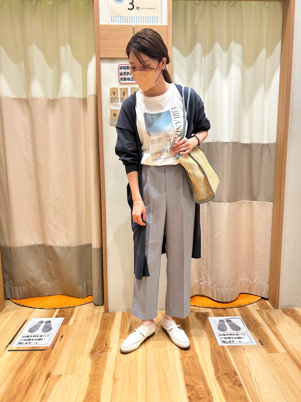「春コーデ、日除け対策、カーディガン、大人カジュアル、Tシャツ、サマンサモスモスブルー、キレイめ、テーパードパンツ、トッパーカーディガン」｜「Samansa Mos2 blueのフォトプリントTシャツ（Tシャツ/カットソー、ホワイト系）」を使った、m.さん（レディース・163cm）の春コーディネートの1枚目の写真