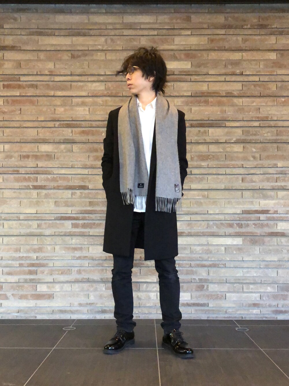 「秋コーデ、モノトーン、大人カジュアル、モード、冬コーデ、チェスターコート、コート、ユニクロ、おしゃれさんと繋がりたい、ブラック、メガネ男子、きれいめカジュアル、ワントーンコーデ、シンプルスタイル、ローファー」｜「UNIQLOのアイテム（チノパンツ、ブラック系）」を使った、ジョニすけ【相互】さん（メンズ・170cm）の秋コーディネートの1枚目の写真