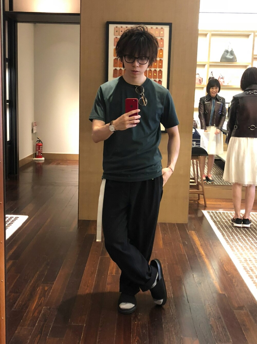 「ブラック、グリーン、Tシャツ、モード、きれいめカジュアル、モードストリート、ゆるコーデ、秋冬コーデ、お洒落さんとつながりたい、COACH、ワイドパンツ」｜「COACHのアイテム（Tシャツ/カットソー、グリーン系）」を使った、ジョニすけ【相互】さん（メンズ・170cm）の秋コーディネートの1枚目の写真