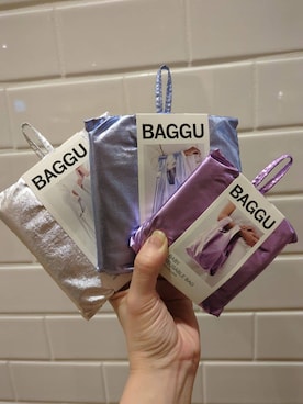 「212 KITCHEN STORE（トゥワントゥキッチンストア）の◆BABY BAGGU メタリックライトブルー ＜BAGGU バグゥ＞（エコバッグ/サブバッグ、その他）」を使った、nukaさん（レディース）の春コーディネート