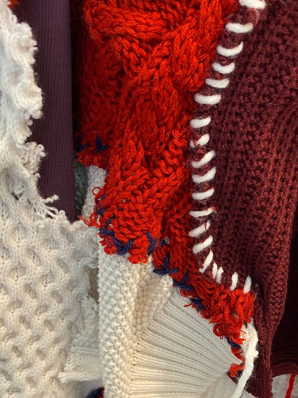 「シンプル、秋冬コーデ、服好きな人と繋がりたい、ニット、ハンドメイド、リメイク、毛糸、再構築、白、赤」｜「Re:makeのアイテム（ニット/セーター、ホワイト系）」を使った、MASAさん（メンズ・167cm）の冬コーディネートの1枚目の写真