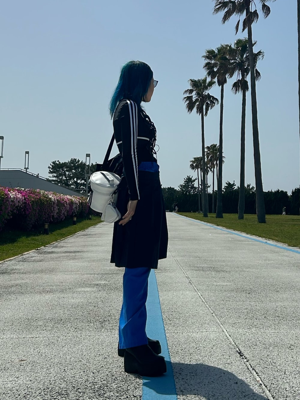 「夏コーデ、福岡、カジュアル、休日スタイル、adidasoriginals、adidas、adidas originals、厚底シューズ、パンツスタイル、プリーツスカート、青髪、派手髪、いいね、save、フォローお願いします🤑、ootd、おしゃれさんと繋がりたい」｜「adidasのadidas BODY / アディダス ボディ（その他トップス、ブラック系）」を使った、ZONOさん（レディース・166cm）の夏コーディネートの1枚目の写真