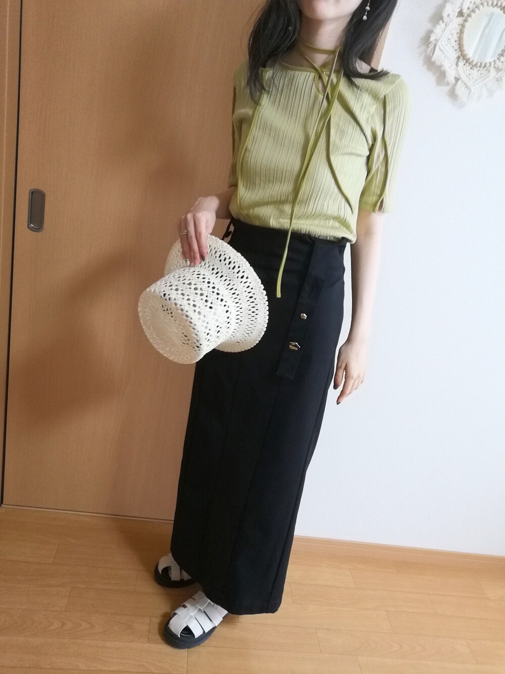 ホワイト系のサンダル、グリーン系のTシャツ/カットソー、ブラック系のワンピースを着用したレディースの夏コーディネートの1枚目の写真