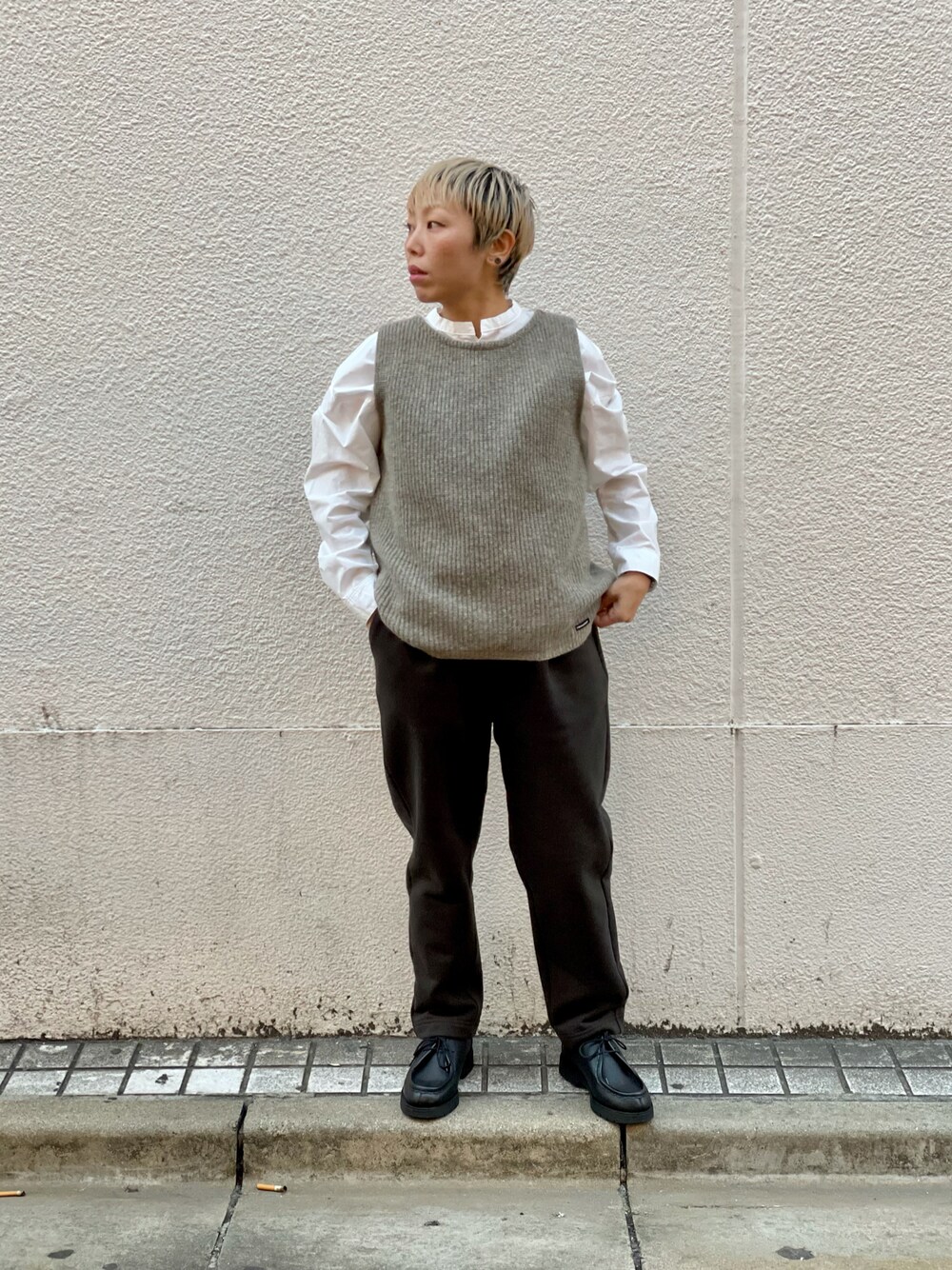 「スウェットパンツ、重ね着、ドレスシューズ、大人カジュアル、レザーシューズ、メンズライク、ニットベスト、シンプルコーデ、低身長、ラクチンコーデ」｜「MANASTASHのMANASTASH/マナスタッシュ　裏毛タンブラー起毛スウェットパンツ（スウェットパンツ、グレー系）」を使った、yamaayuさん（レディース・151cm）の秋コーディネートの1枚目の写真