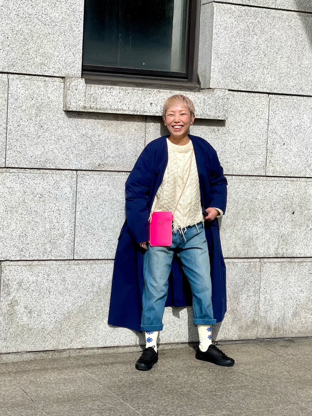 「VANS、レイヤードスタイル、ロングコート、デニムパンツ、ネオンカラー、春アウター、ソックス、ミニバッグ、低身長コーデ、オトナカジュアル、デニム、ニット、オフィスカジュアル、スニーカーコーデ、ピンク」｜「MANASTASHのMANASTASH/マナスタッシュ  W's WORK FIELD COAT ウィメンズ　ワークフィールドコート（ノーカラーコート、ブルー系）」を使った、yamaayuさん（レディース・151cm）の冬コーディネートの1枚目の写真