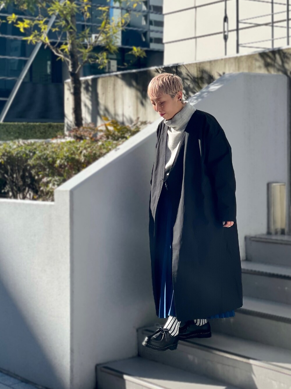 「ブラック、ロングコート、ノーカラーコート、パラブーツ、プリーツスカート、Paraboot、シンプルコーデ、オフィスカジュアル、低身長コーデ、オトナカジュアル」｜「MANASTASHのMANASTASH/マナスタッシュ  W's WORK FIELD COAT ウィメンズ　ワークフィールドコート（ノーカラーコート、ブラック系）」を使った、yamaayuさん（レディース・151cm）の冬コーディネートの1枚目の写真