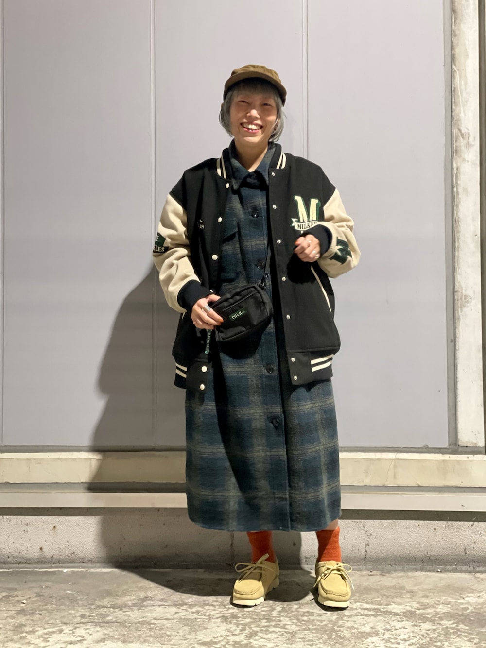 「アメカジコーデ、シャツワンピース、スタジャン、ビッグシルエット、秋冬コーデ、ワラビー、チェック、MILKFED.、メンズライク、低身長コーデ」｜「ClarksのCLARKS/クラークス　Wallabee GTX ワラビー　レディース　ゴアテックス（スニーカー、ベージュ系）」を使った、yamaayuさん（レディース・151cm）の秋コーディネートの1枚目の写真