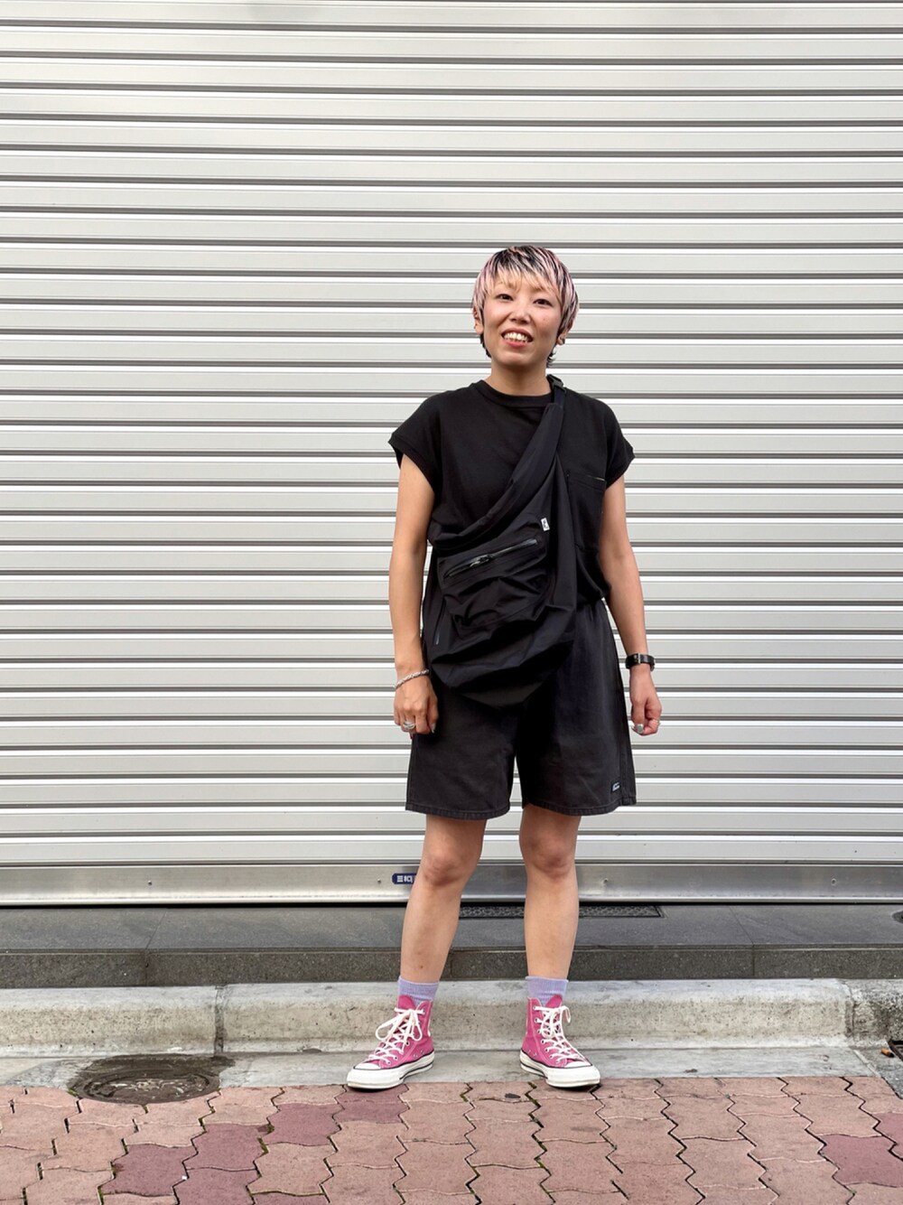 ブラック系のその他パンツ、ブラック系のその他パンツ、ブラック系のその他パンツを着用したレディースの夏コーディネートの1枚目の写真