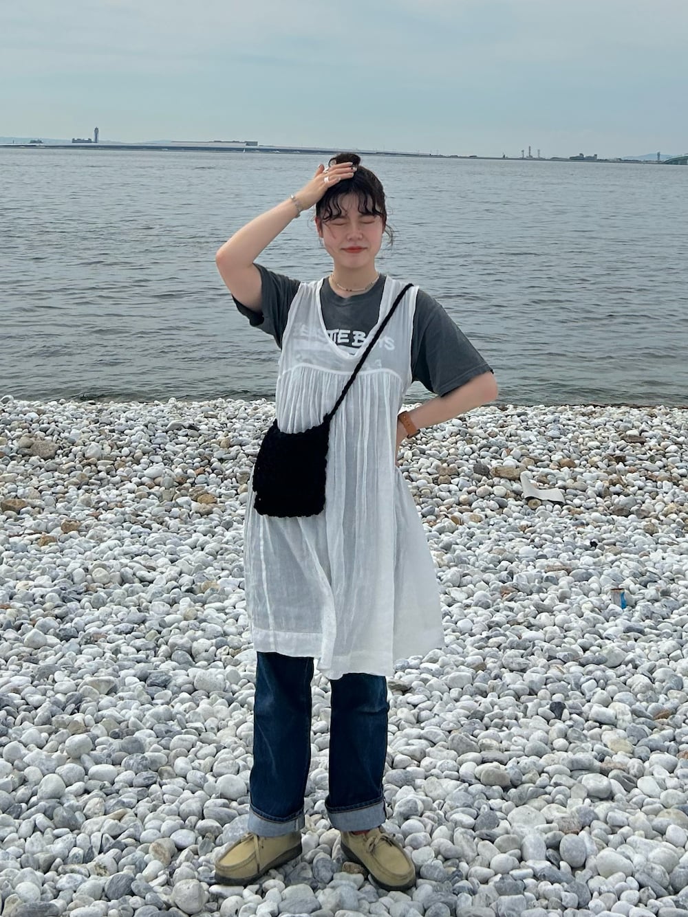 「このスタイルがお気に入り、夏服コーデ、休日スタイル、ゆるコーデ、海、クラークス、バンドT、デニム、カジュアルコーデ、古着MIX、夏だ！Tシャツ着よう！、ショルダーバッグ、お出かけコーデ、チュニック、モノトーン」｜「coenのCONEハイウエストデニムパンツ（デニムパンツ、ブルー系）」を使った、sumireさん（レディース・157cm）の夏コーディネートの1枚目の写真