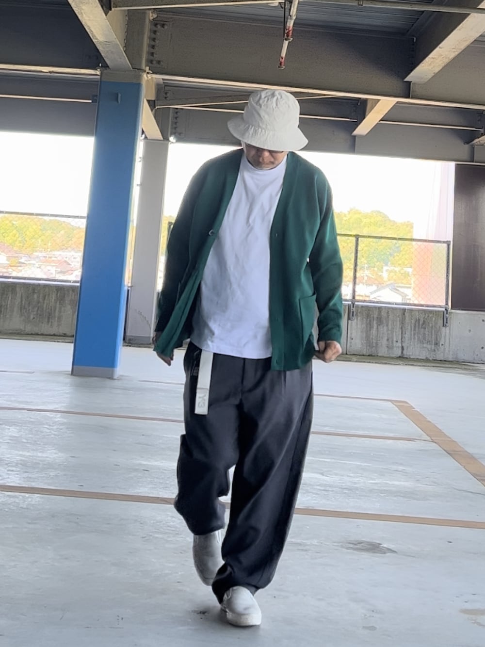「春夏コーデ、バケットハット、カーディガン、緑、白、グレー」｜「Y-3のアイテム（ハット、ホワイト系）」を使った、＝＝トム＝＝さん（メンズ・174cm）の春コーディネートの1枚目の写真
