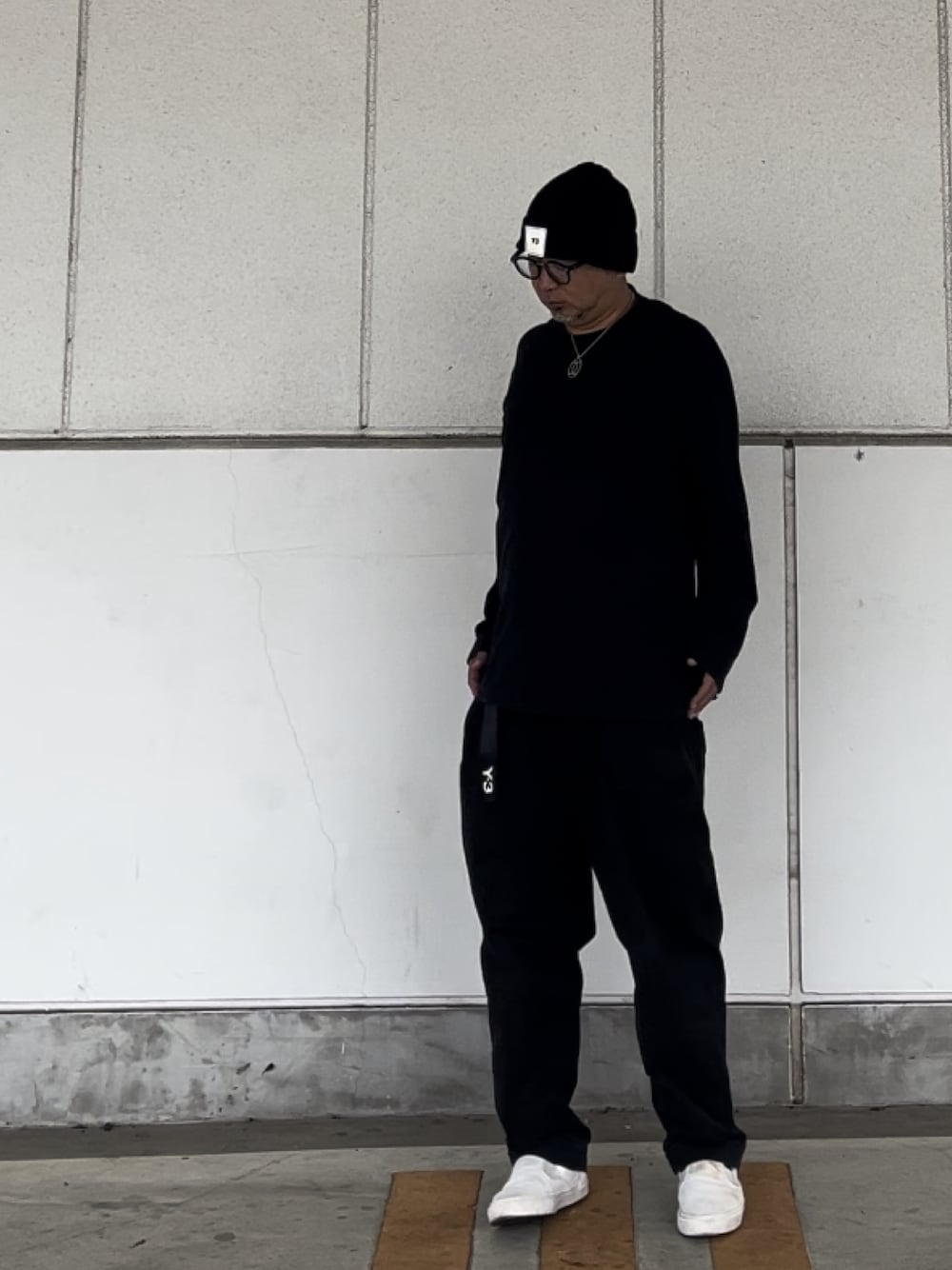 「秋服まるっと大公開、秋のコーデ、黒、ロンT、ニット帽、スリッポン、Y-3」｜「Y-3の【Y-3 / ワイスリー】BEANIE（ニットキャップ/ビーニー、ブラック系）」を使った、＝＝トム＝＝さん（メンズ・174cm）の秋コーディネートの1枚目の写真