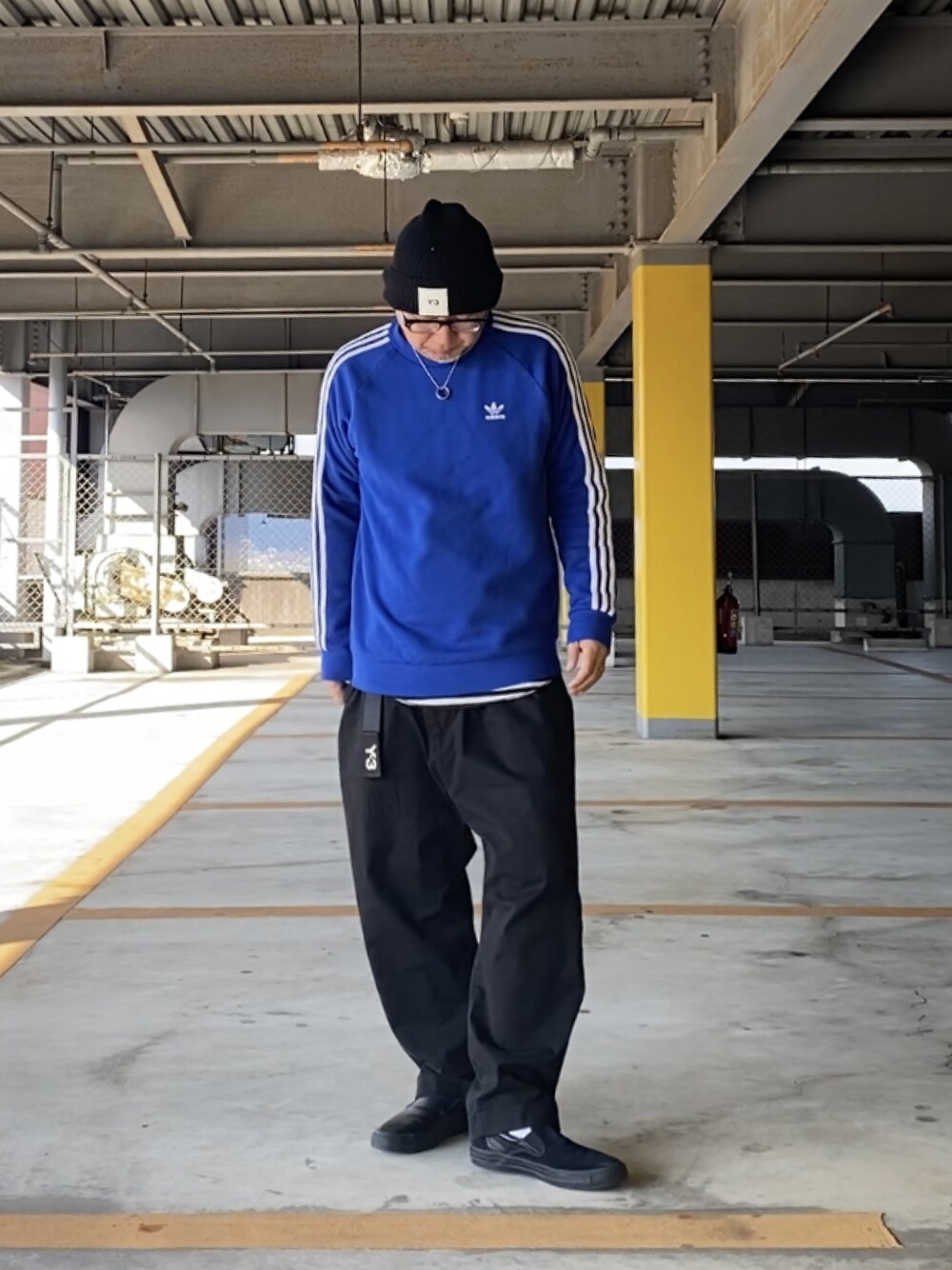 「ニット帽、スウェット、ブルー、アディダス、adidas、Y-3、スリッポン、ストリート、スケータースタイル」｜「Y-3の【Y-3 / ワイスリー】BEANIE（ニットキャップ/ビーニー、ブラック系）」を使った、＝＝トム＝＝さん（メンズ・174cm）の冬コーディネートの1枚目の写真