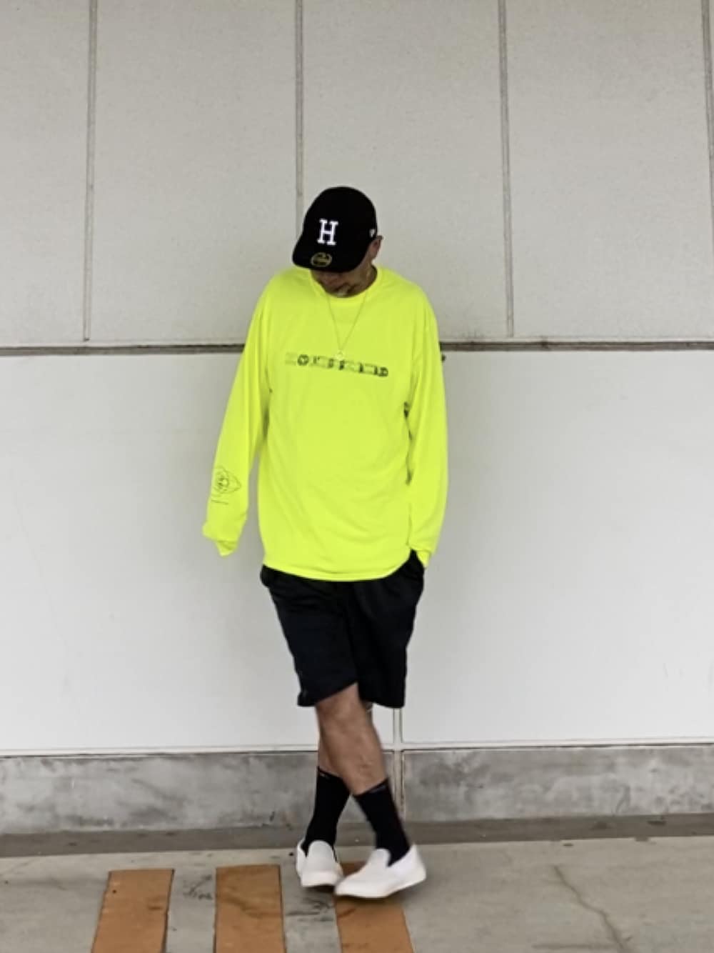 「キャップ、ロンT、ネオンカラー、今日のコーデ、短パン、ソックス、スリッポン」｜「HUFのアイテム（キャップ、ブラック系）」を使った、＝＝トム＝＝さん（メンズ・174cm）の秋コーディネートの1枚目の写真