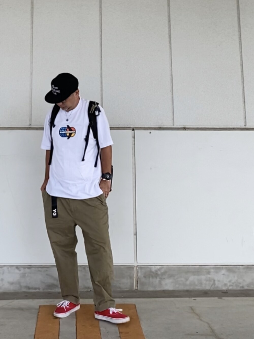 「ストリートコーデ、スニーカーコーデ、ロゴT、チノパン、カーキ、赤差し色、ストリート、スケータースタイル、chaosfishingclub、blackeyepatch」｜「Chaos Fishing Clubのアイテム（キャップ、ブラック系）」を使った、＝＝トム＝＝さん（メンズ・174cm）の夏コーディネートの1枚目の写真