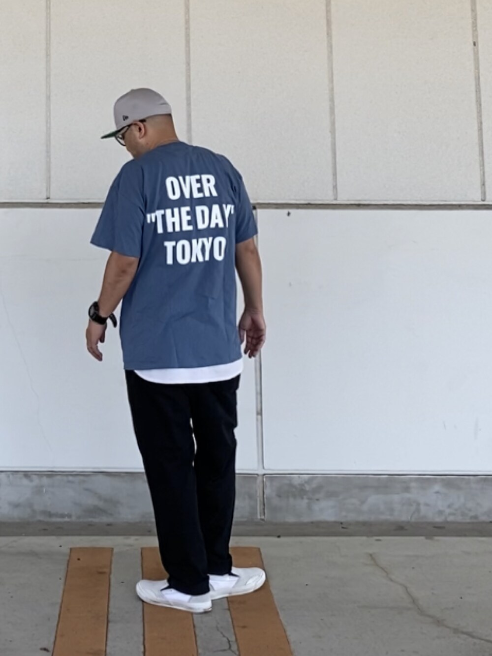 「COOLなこのコが仲間入り、バックプリント、くすみブルー、スリッポン、ストリート、overthedaytokyo」｜「NEW ERAのアイテム（キャップ、グレー系）」を使った、＝＝トム＝＝さん（メンズ・174cm）の夏コーディネートの1枚目の写真