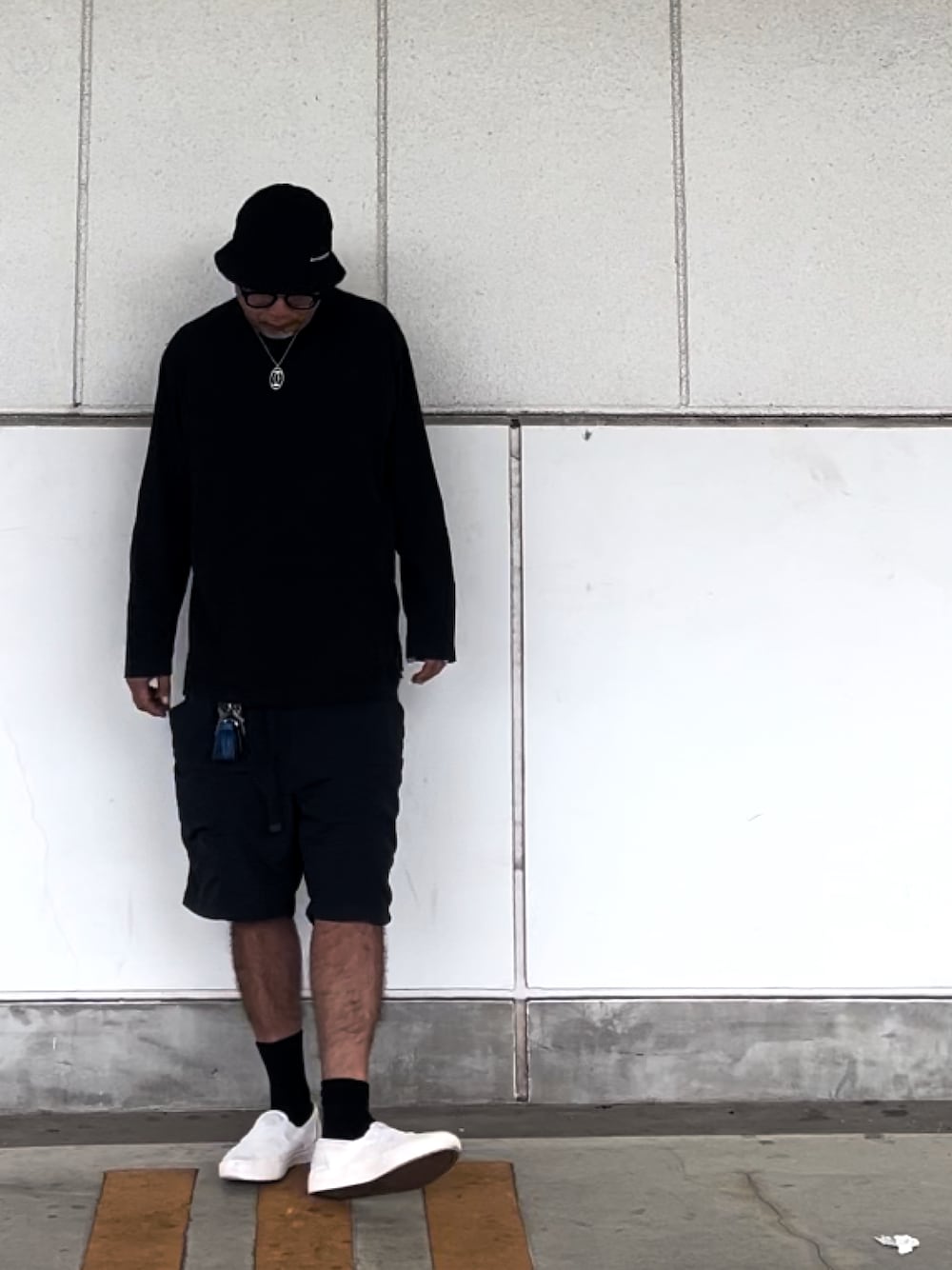 「秋服まるっと大公開、休日コーデ、秋服、ロンT、短パン、モノトーン」｜「Have a good timeのアイテム（ハット、ブラック系）」を使った、＝＝トム＝＝さん（メンズ・174cm）の秋コーディネートの1枚目の写真