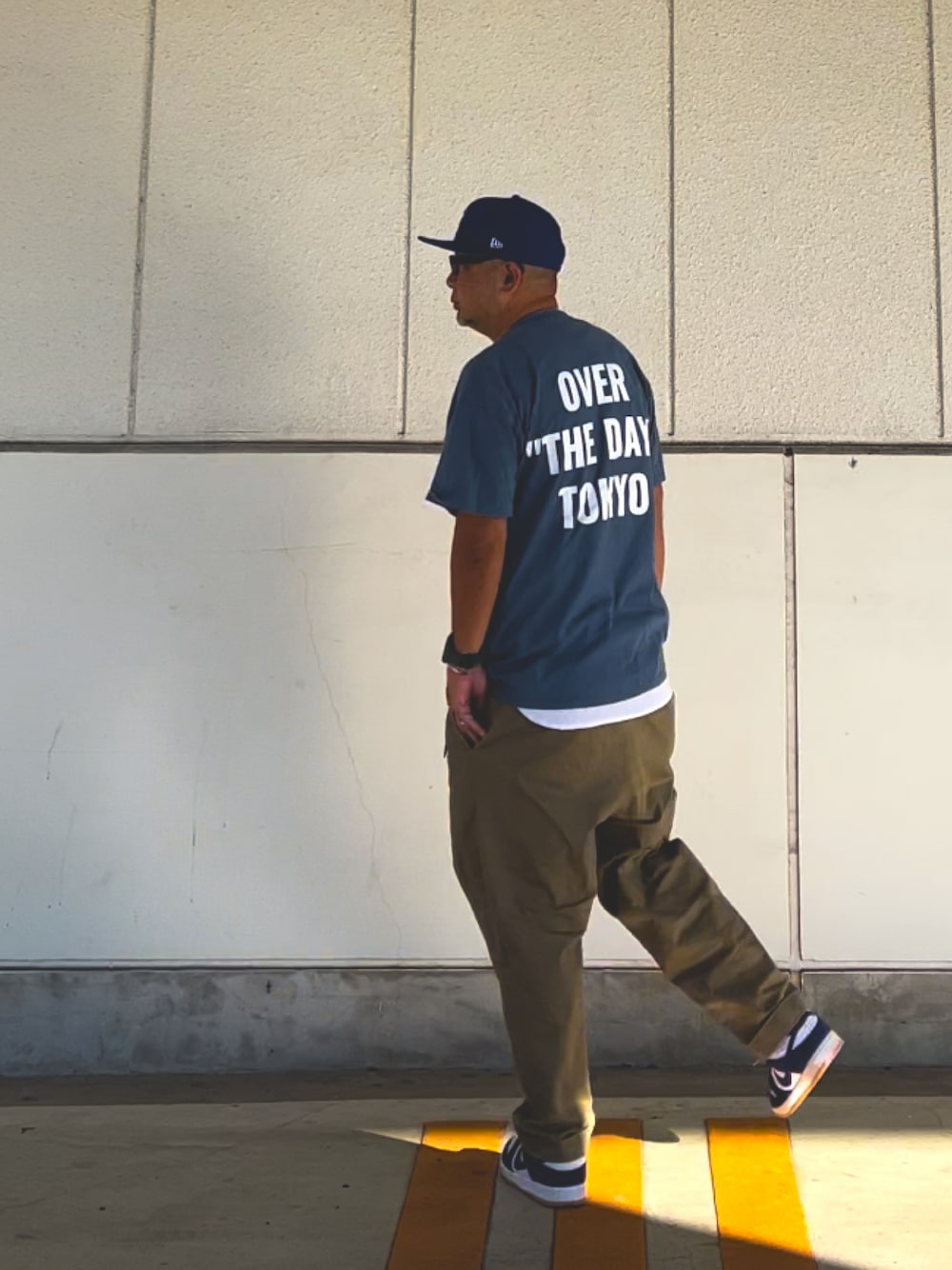 「キャップ、ロゴT、バックプリント、バックスタイル、overthedaytokyo」｜「Supreme のアイテム（キャップ、ブルー系）」を使った、＝＝トム＝＝さん（メンズ・174cm）の秋コーディネートの1枚目の写真