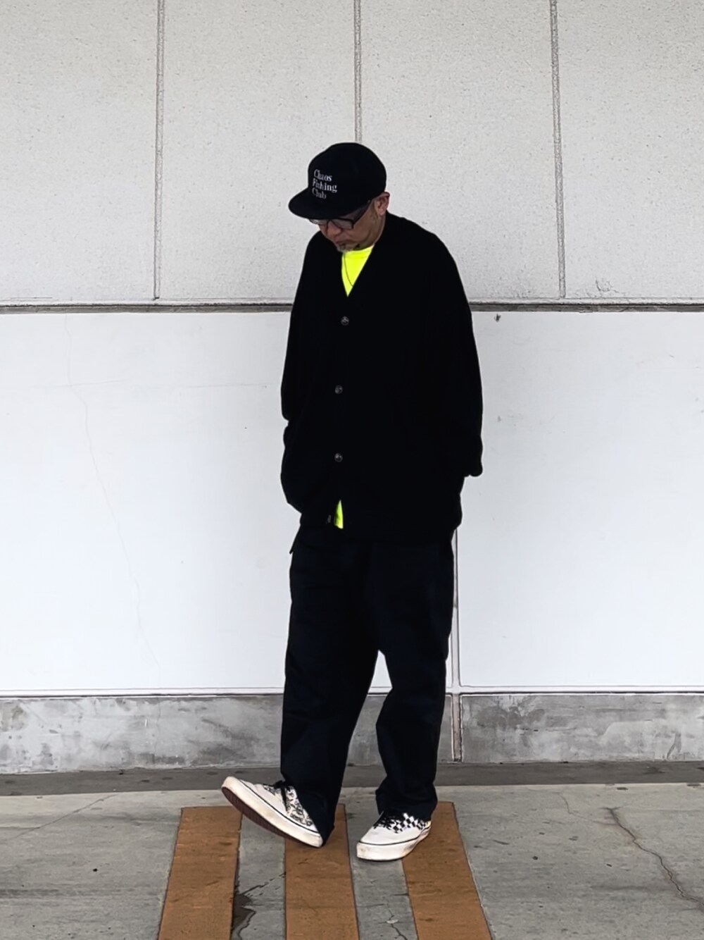 「キャツプ、低身長コーデ、カーディガン、チノパン、ブラック、ネオンカラー、ネオンイエロー、chaosfishingclub、HombreNino、WHO’S WHO gallery、Y-3、A.P.C.」｜「Chaos Fishing Clubのアイテム（キャップ、ブラック系）」を使った、＝＝トム＝＝さん（メンズ・174cm）の春コーディネートの1枚目の写真