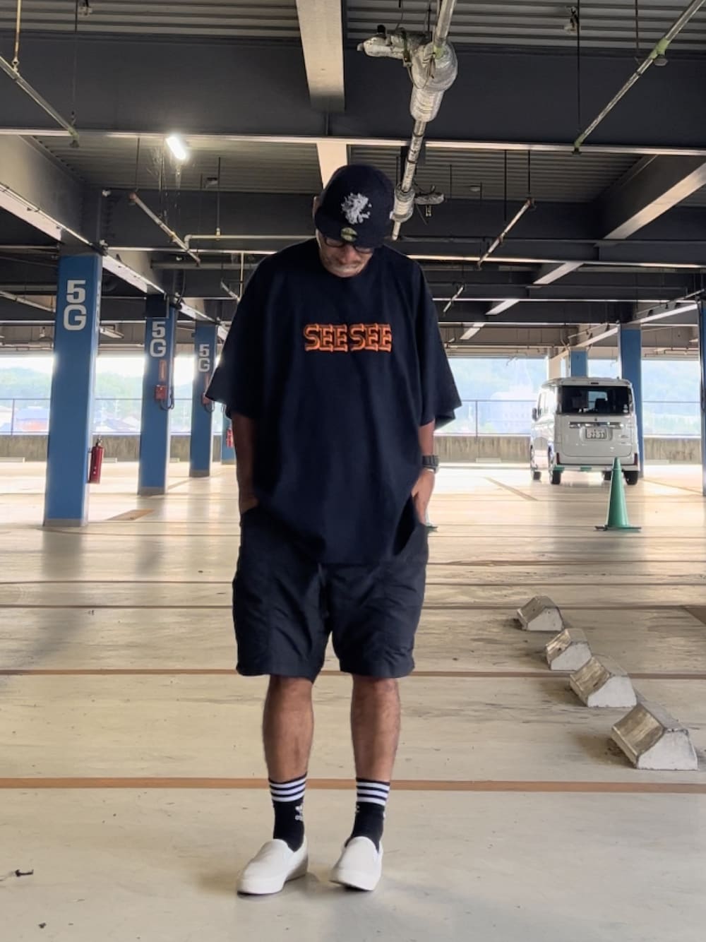 「シンプルスタイル、休日スタイル、お出かけコーデ、キャップ、ロゴT、短パン、スリッポン、SEESEE」｜「NEW ERAのアイテム（キャップ、ブルー系）」を使った、＝＝トム＝＝さん（メンズ・174cm）の夏コーディネートの1枚目の写真