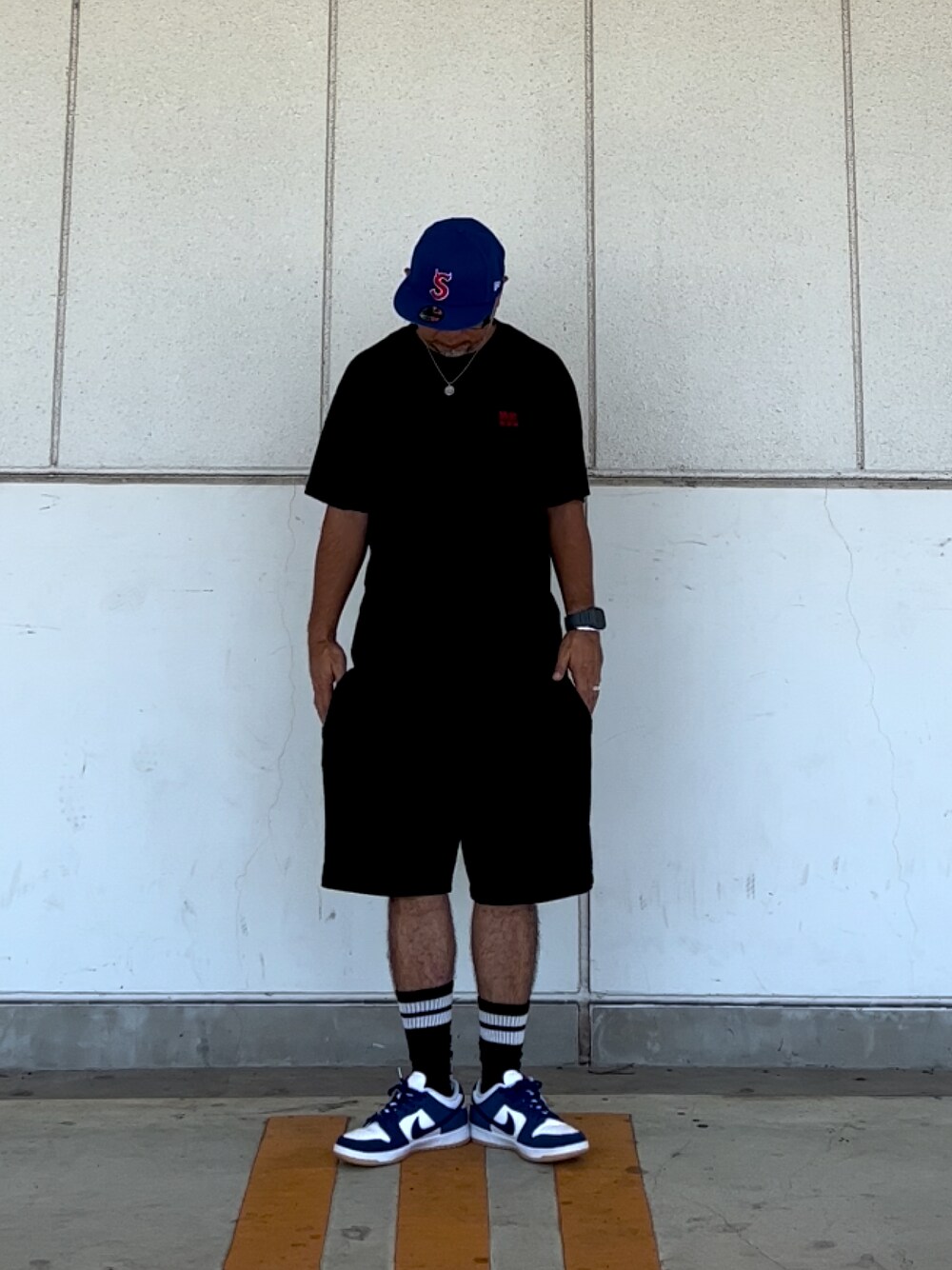 「キャップ、Tシャツ、黒、青、赤、短パン、ソックス、スニーカー、supreme、酒飲倶楽部、10匣、NIKE」｜「Supreme のアイテム（キャップ、ブルー系）」を使った、＝＝トム＝＝さん（メンズ・174cm）の秋コーディネートの1枚目の写真