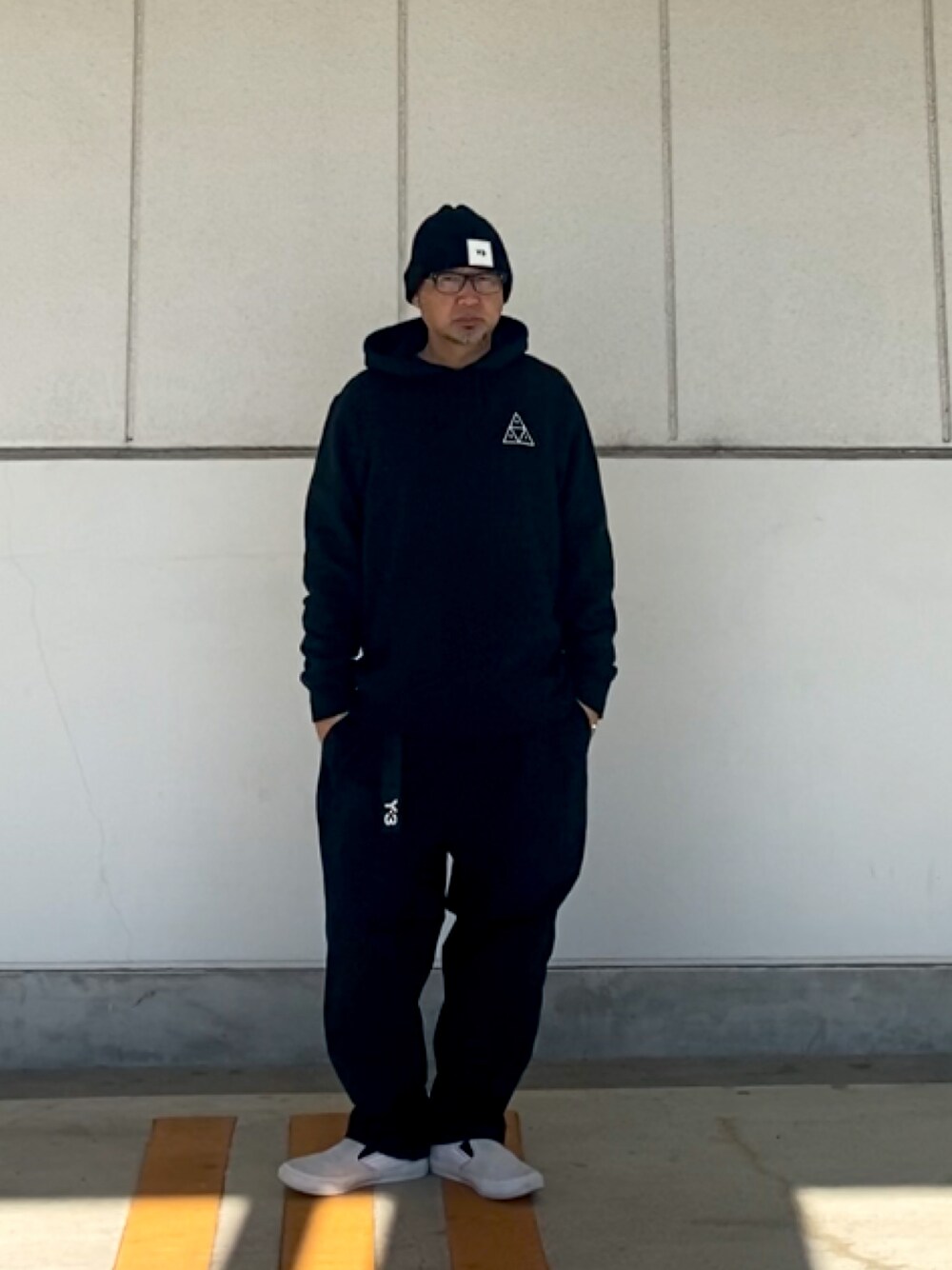 「ストリート、スケータースタイル、黒、ブラック、モノトーン、パーカー、スリッポン、Y-3、HUF、10匣」｜「Y-3の【Y-3 / ワイスリー】BEANIE（ニットキャップ/ビーニー、ブラック系）」を使った、＝＝トム＝＝さん（メンズ・174cm）の冬コーディネートの1枚目の写真