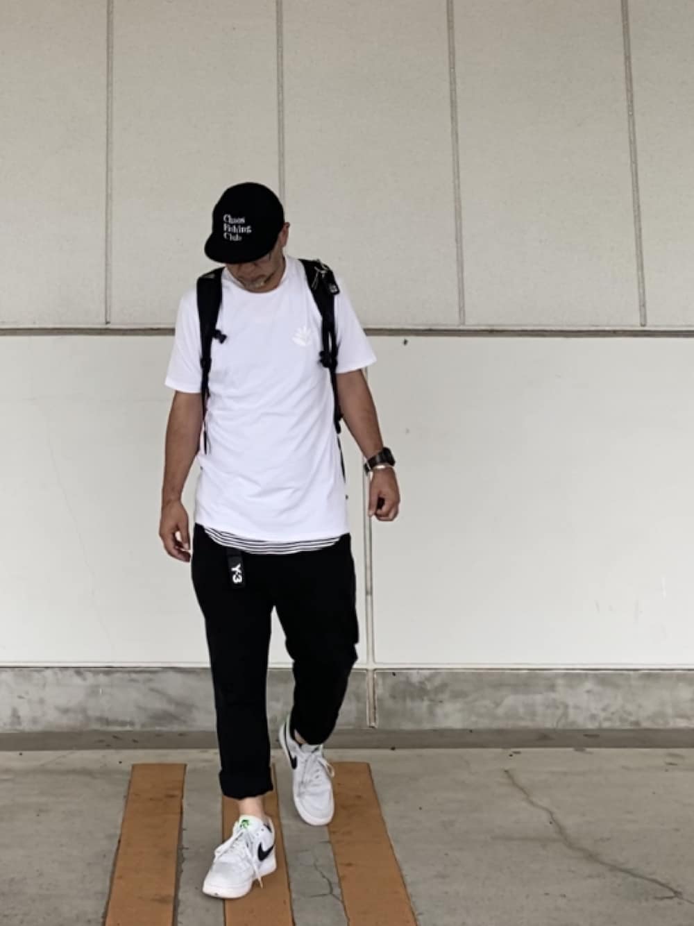 「COOLなこのコが仲間入り、白Tシャツ、プリントT、モノトーン、ロールアップ、AF1、AIR FORCE 1、ストリート」｜「Chaos Fishing Clubのアイテム（キャップ、ブラック系）」を使った、＝＝トム＝＝さん（メンズ・174cm）の夏コーディネートの1枚目の写真