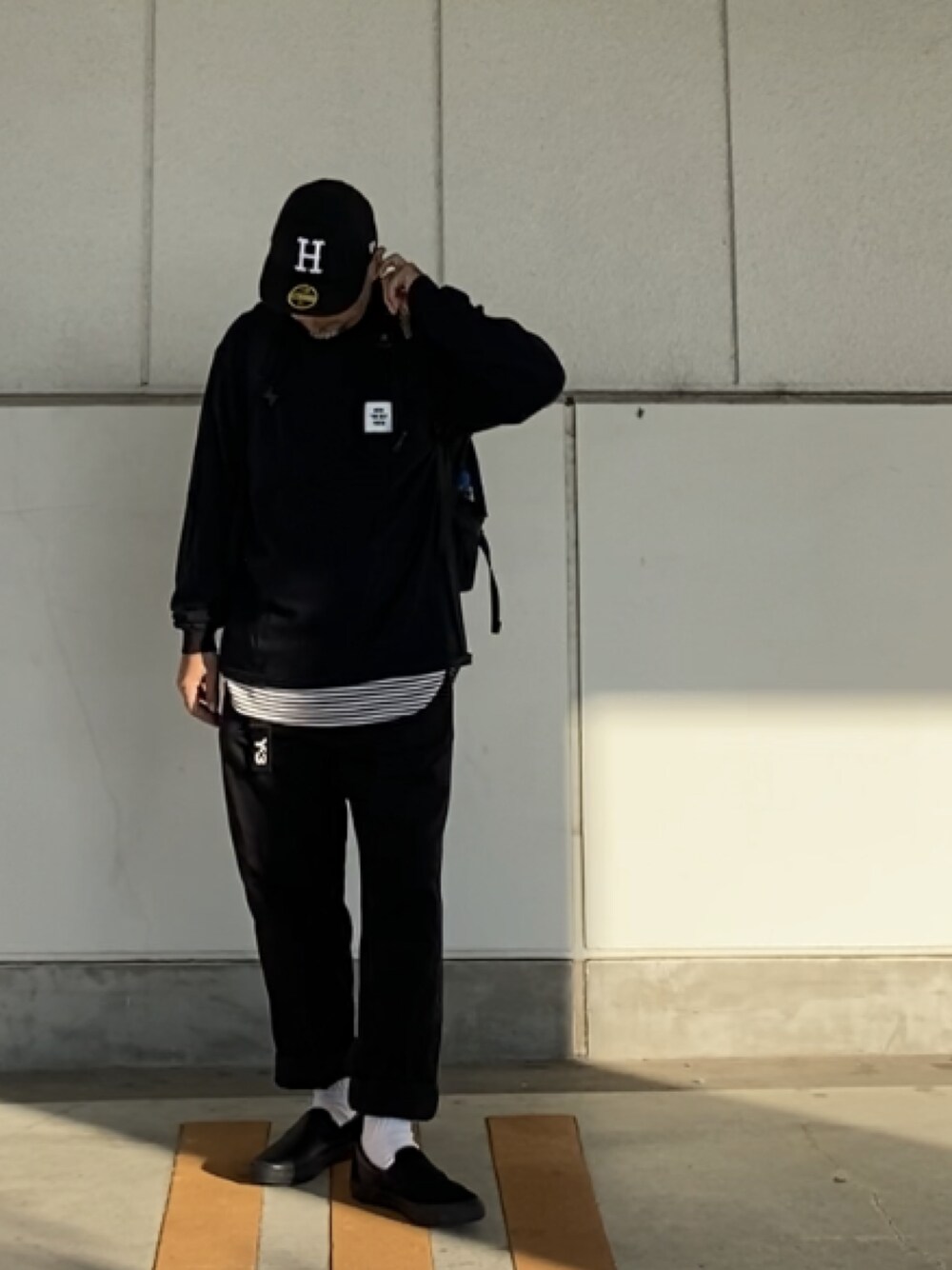 「だから秋服が好き、モノトーン、ロンT、ロールアップ、スリッポン、10匣、TENBOX」｜「HUFのアイテム（キャップ、ブラック系）」を使った、＝＝トム＝＝さん（メンズ・174cm）の秋コーディネートの1枚目の写真