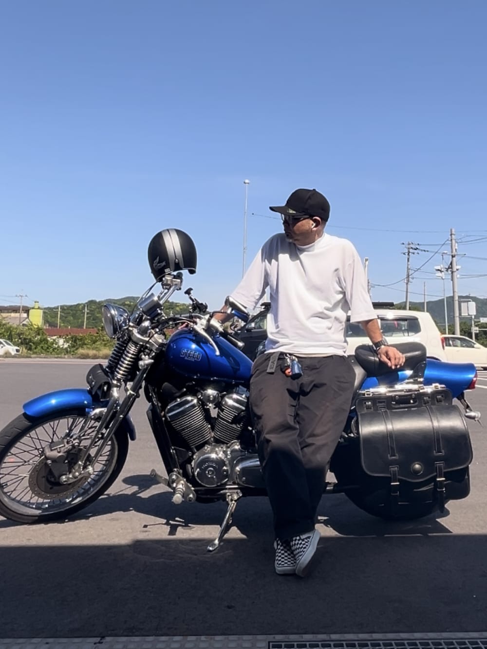 「お出かけコーデ、キャップ、白Tシャツ、バイク、バイク乗り」｜「NEW ERAのニューエラキャップ MLB プレカーブド59FIFTY 帽子（キャップ、ブラック系）」を使った、＝＝トム＝＝さん（メンズ・174cm）の春コーディネートの1枚目の写真