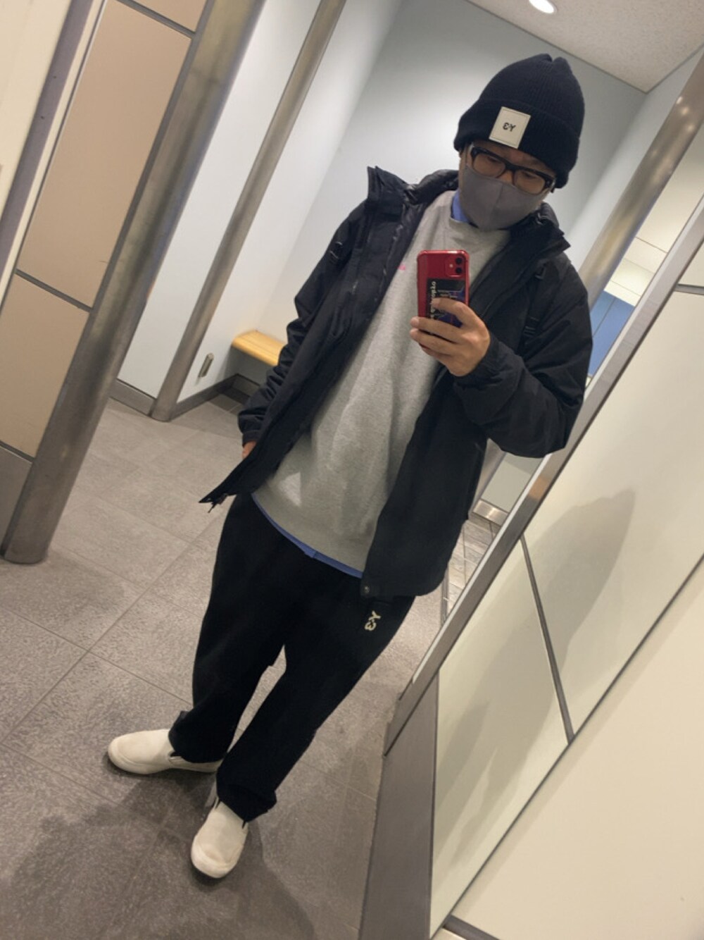 「ニット帽、シャツスタイル、クルーネック、チノパン、スリッポン、Y-3、niko and ...、10匣」｜「Y-3の【Y-3 / ワイスリー】BEANIE（ニットキャップ/ビーニー、ブラック系）」を使った、＝＝トム＝＝さん（メンズ・174cm）の冬コーディネートの1枚目の写真