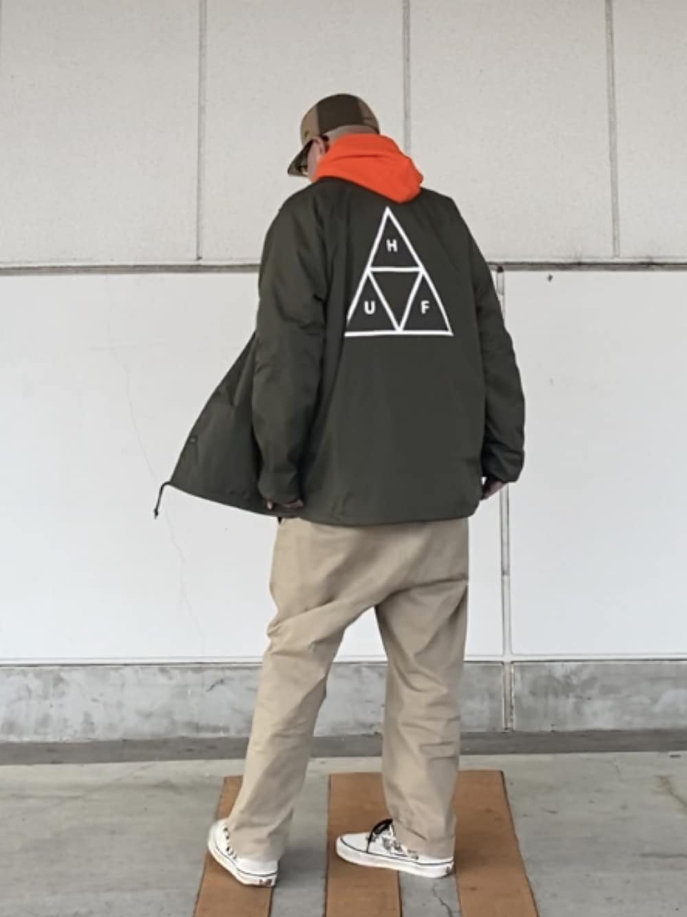 「キャップ、コーチジャケット、チノパン、バックスタイル、ストリート、スケータースタイル、blackeyepatch、HUF、Revo.」｜「BlackEyePatchのアイテム（キャップ、ブラウン系）」を使った、＝＝トム＝＝さん（メンズ・174cm）の冬コーディネートの1枚目の写真