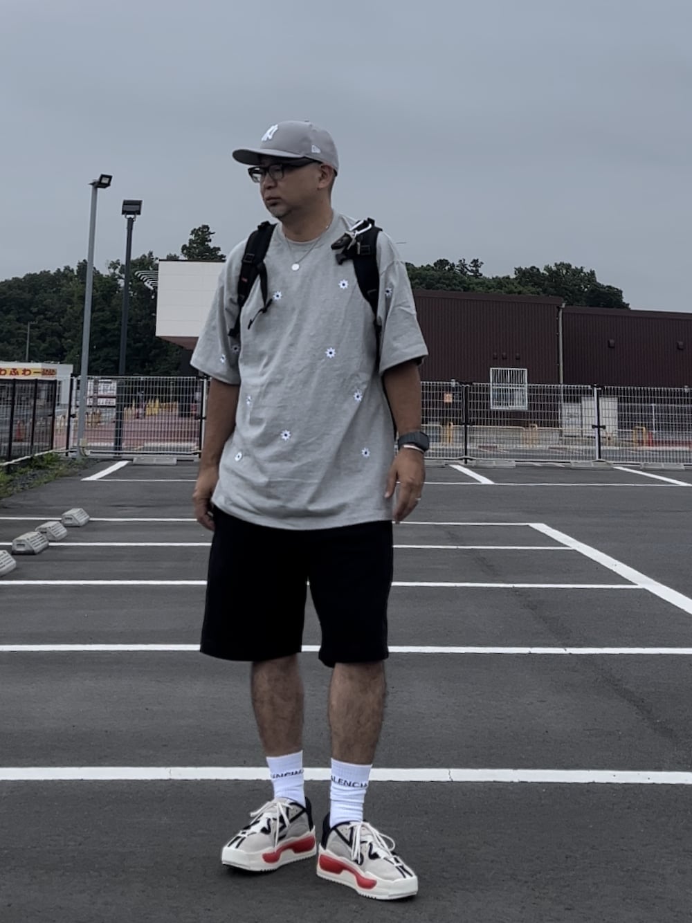 「夏コーデ、キャップ、Tシャツ、短パン、カジュアル、タンパンスタイル、ソックス、ストリート」｜「NEW ERAのニューエラ キャップ プレカーブド ニューヨーク・ヤンキース（キャップ、グレー系）」を使った、＝＝トム＝＝さん（メンズ・174cm）の夏コーディネートの1枚目の写真