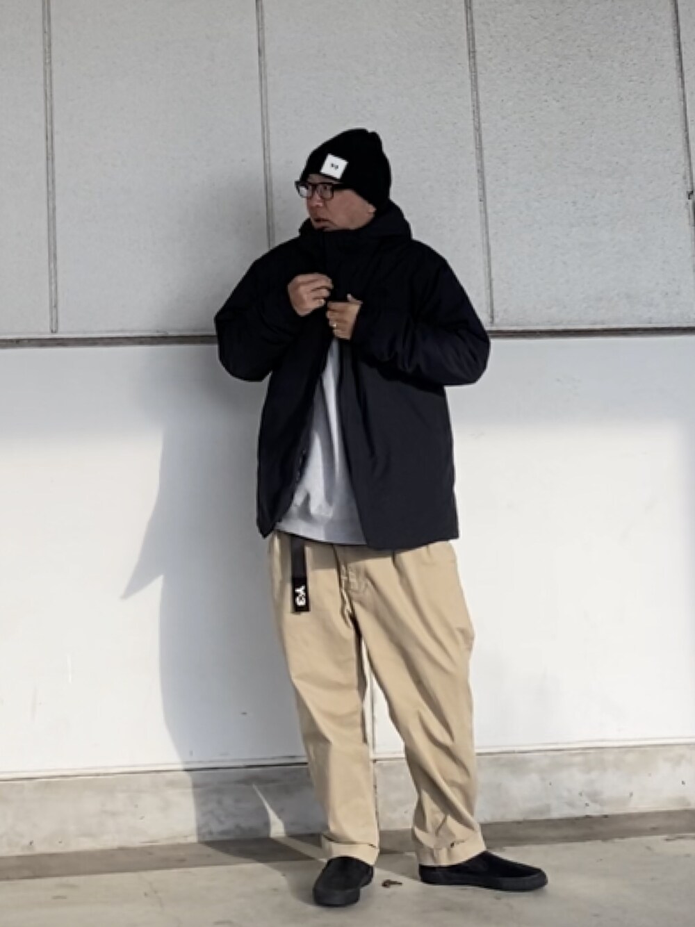 「大人カジュアル、ニット帽、クルーネック、チノパン、スリッポン、THE NORTH FACE、carhartt、clumsy.pictures、Y-3、10匣」｜「Y-3の【Y-3 / ワイスリー】BEANIE（ニットキャップ/ビーニー、ブラック系）」を使った、＝＝トム＝＝さん（メンズ・174cm）の冬コーディネートの1枚目の写真