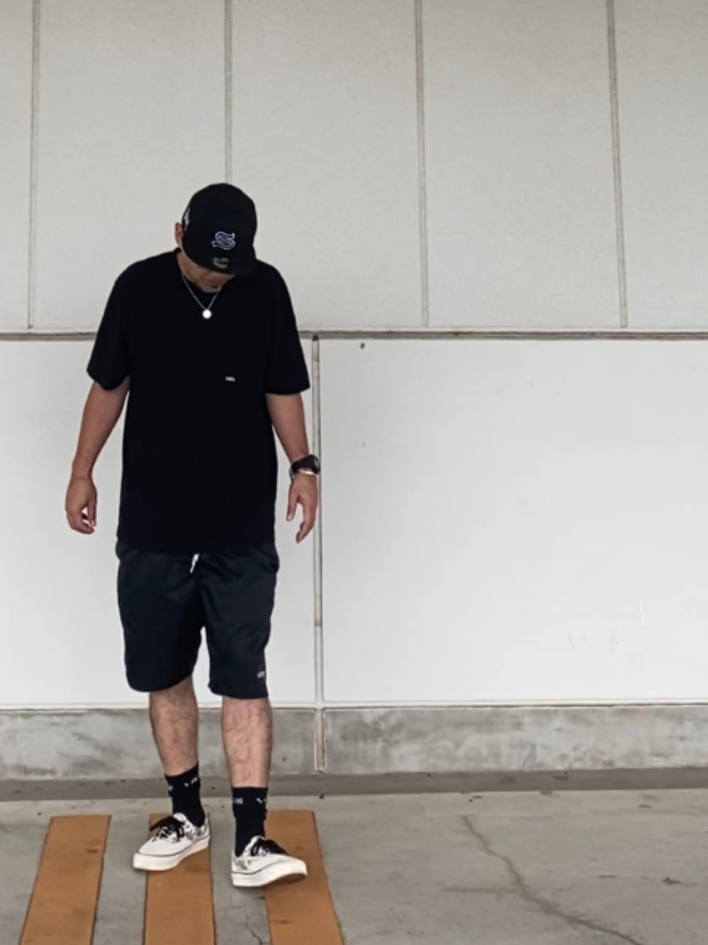 「夏コーデ、ブラック、モノトーン、ロゴT、短パン、ソックス、era、VANS、SHIPS」｜「STUSSYのEmblem New Era Cap（キャップ、ブラック系）」を使った、＝＝トム＝＝さん（メンズ・174cm）の夏コーディネートの1枚目の写真