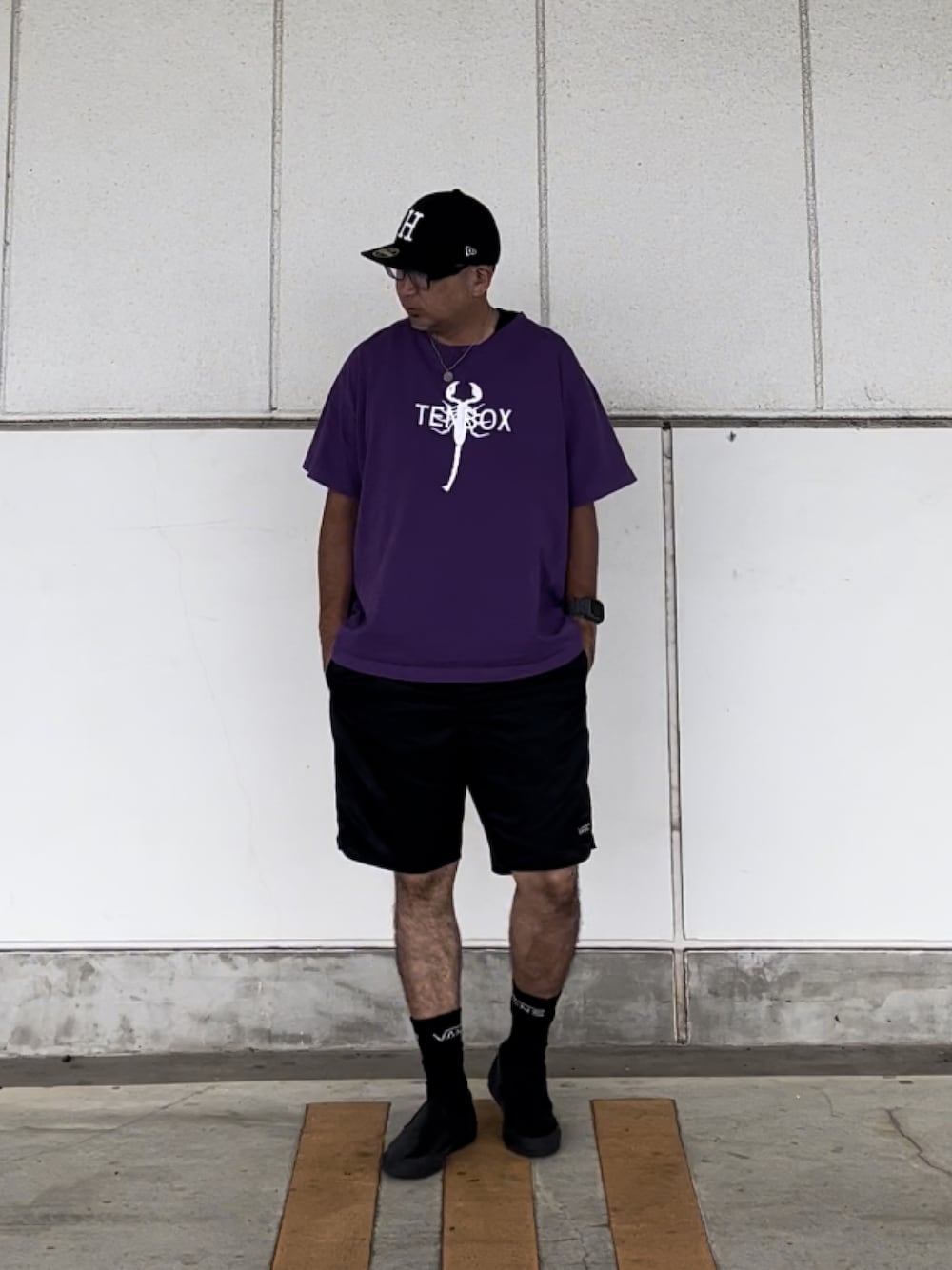 「夏コーデ、キャップ、パープル、Tシャツ、短パン、ストリート、スケータースタイル、TENBOX、10匣」｜「HUFのアイテム（キャップ、ブラック系）」を使った、＝＝トム＝＝さん（メンズ・174cm）の夏コーディネートの1枚目の写真