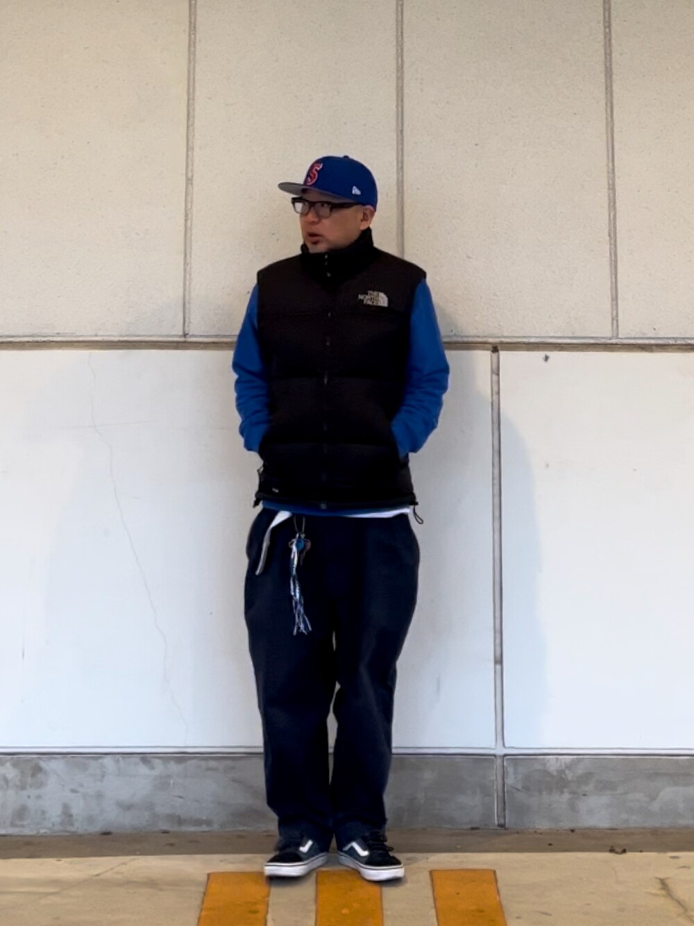 「メンズファッション、ストリート、ダウンベスト、ネイビー、ブルー、キーホルダー、チノパン」｜「Supreme のアイテム（キャップ、ブルー系）」を使った、＝＝トム＝＝さん（メンズ・174cm）の冬コーディネートの1枚目の写真
