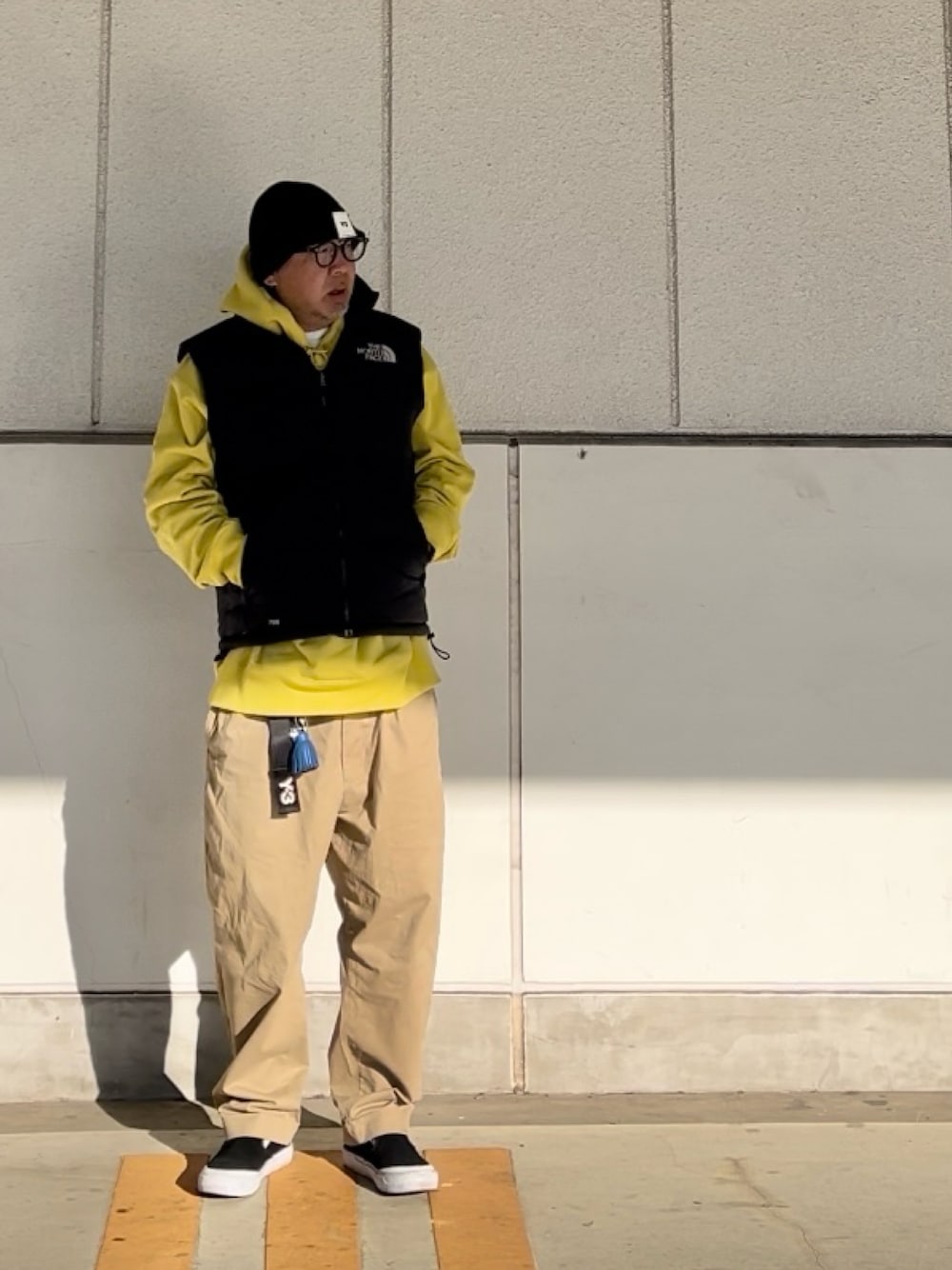 「ダウンベスト、パーカー、イエロー、チノパン、シンプルスタイル、メンズファッション」｜「Y-3の【Y-3 / ワイスリー】BEANIE（ニットキャップ/ビーニー、ブラック系）」を使った、＝＝トム＝＝さん（メンズ・174cm）の冬コーディネートの1枚目の写真