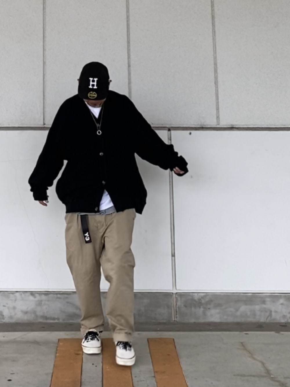 「だから秋服が好き、キャップ、カーディガン、チノパン、HUF、WHO’S WHO gallery」｜「HUFのアイテム（キャップ、ブラック系）」を使った、＝＝トム＝＝さん（メンズ・174cm）の秋コーディネートの1枚目の写真