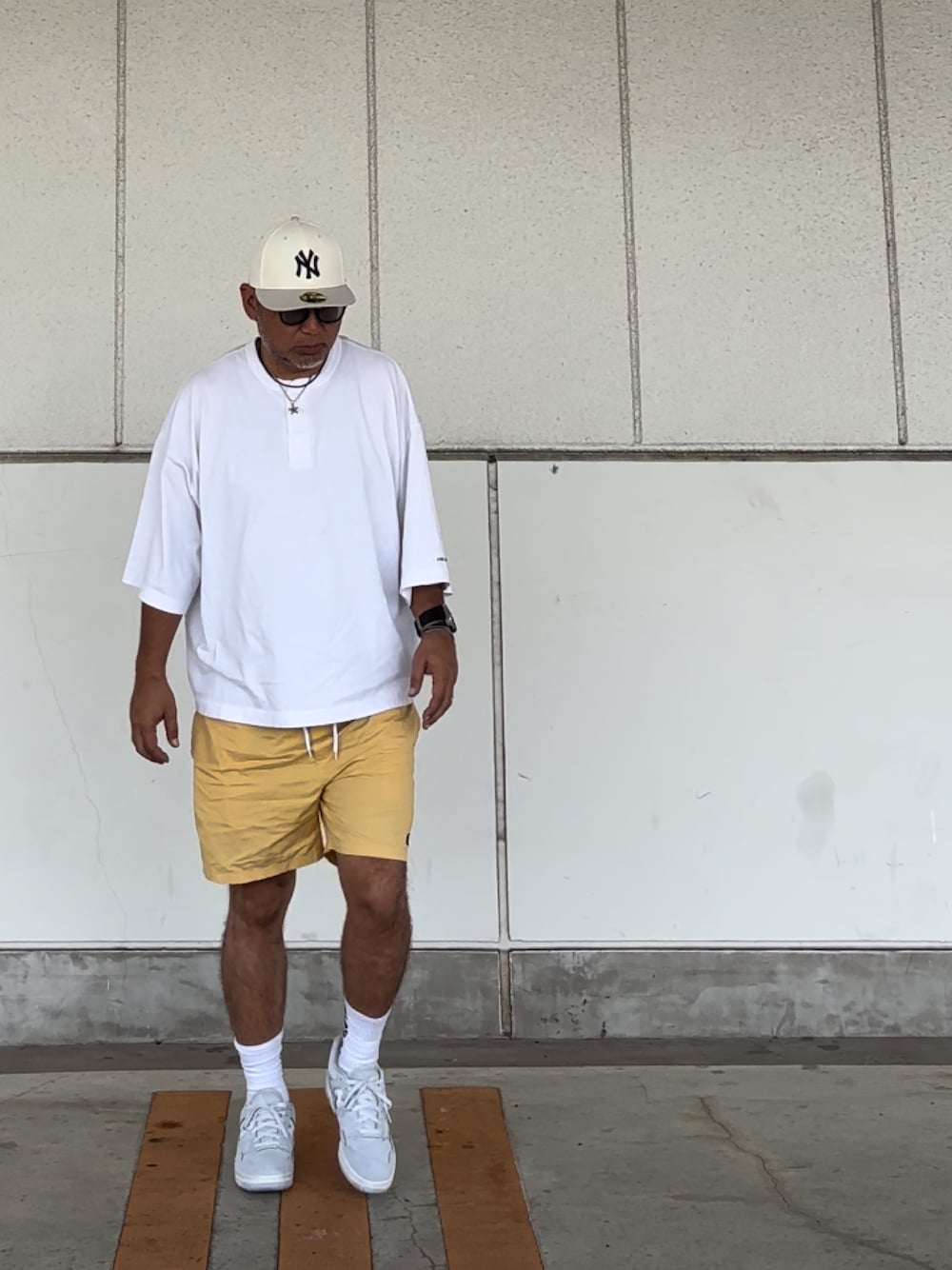 「休日スタイル、夏コーデ、キャップ、短パン、ショートパンツ」｜「NEW ERAのNEW ERA/ニューエラ キャップ LP 59FIFTY Plaster Statue ニューヨーク・ヤンキース ワインコルク 13515720（キャップ、ホワイト系）」を使った、＝＝トム＝＝さん（メンズ・174cm）の夏コーディネートの1枚目の写真