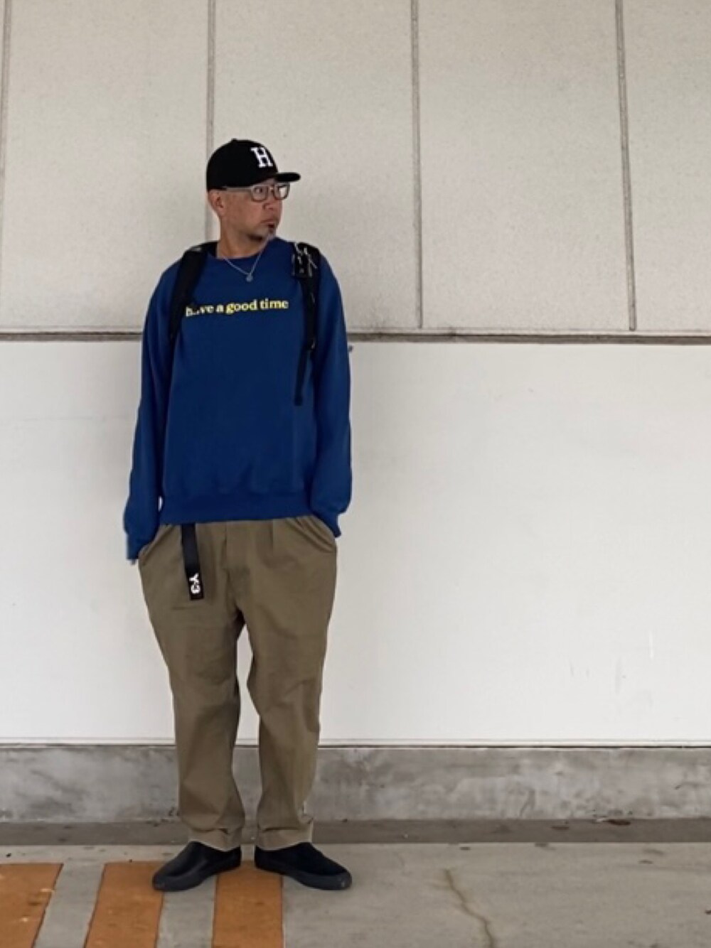 「キャップ、クルーネック、スウェット、チノパン、スリッポン、HAF、have a good time、10匣」｜「HUFのアイテム（キャップ、ブラック系）」を使った、＝＝トム＝＝さん（メンズ・174cm）の秋コーディネートの1枚目の写真