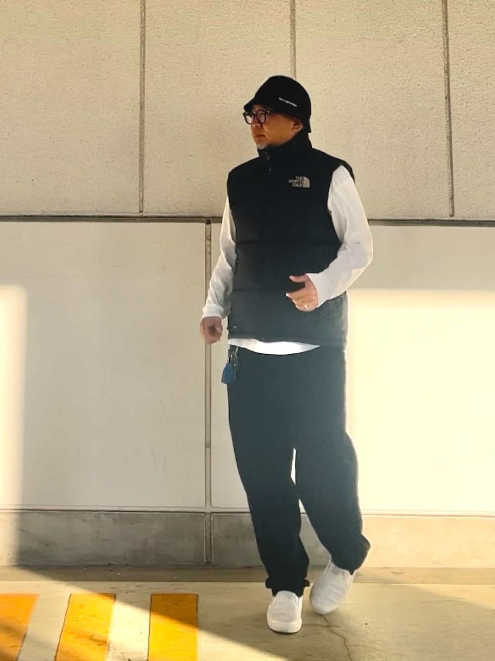 「重ね着ベストシーズン、ダウンベスト、モノトーン」｜「Have a good timeのアイテム（ハット、ブラック系）」を使った、＝＝トム＝＝さん（メンズ・174cm）の秋コーディネートの1枚目の写真