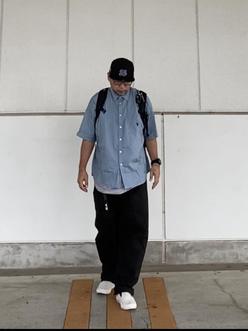 「キャツプ、シャツスタイル、くすみブルー、スモーキーカラー、チノパン、ワイドパンツ、スリッポン」｜「STUSSYのEmblem New Era Cap（キャップ、ブラック系）」を使った、＝＝トム＝＝さん（メンズ・174cm）の夏コーディネートの1枚目の写真