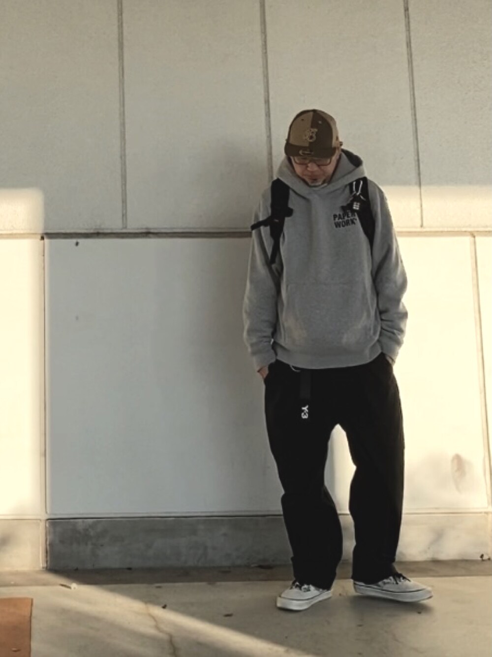 「リュック、チノパン、キャップ、パーカー、ストリート、supreme、スケータースタイル、blackeyepatch、PAPERWORK」｜「BlackEyePatchのアイテム（キャップ、ブラウン系）」を使った、＝＝トム＝＝さん（メンズ・174cm）の秋コーディネートの1枚目の写真