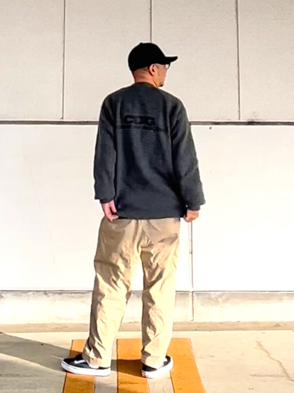 「春服みてみて、カーディガン、グレー、チノパン、ストリート、バックスタイル、CDG、COMME des GARCONS、AlexanderLeeChang」｜「HUFのアイテム（キャップ、ブラック系）」を使った、＝＝トム＝＝さん（メンズ・174cm）の春コーディネートの1枚目の写真