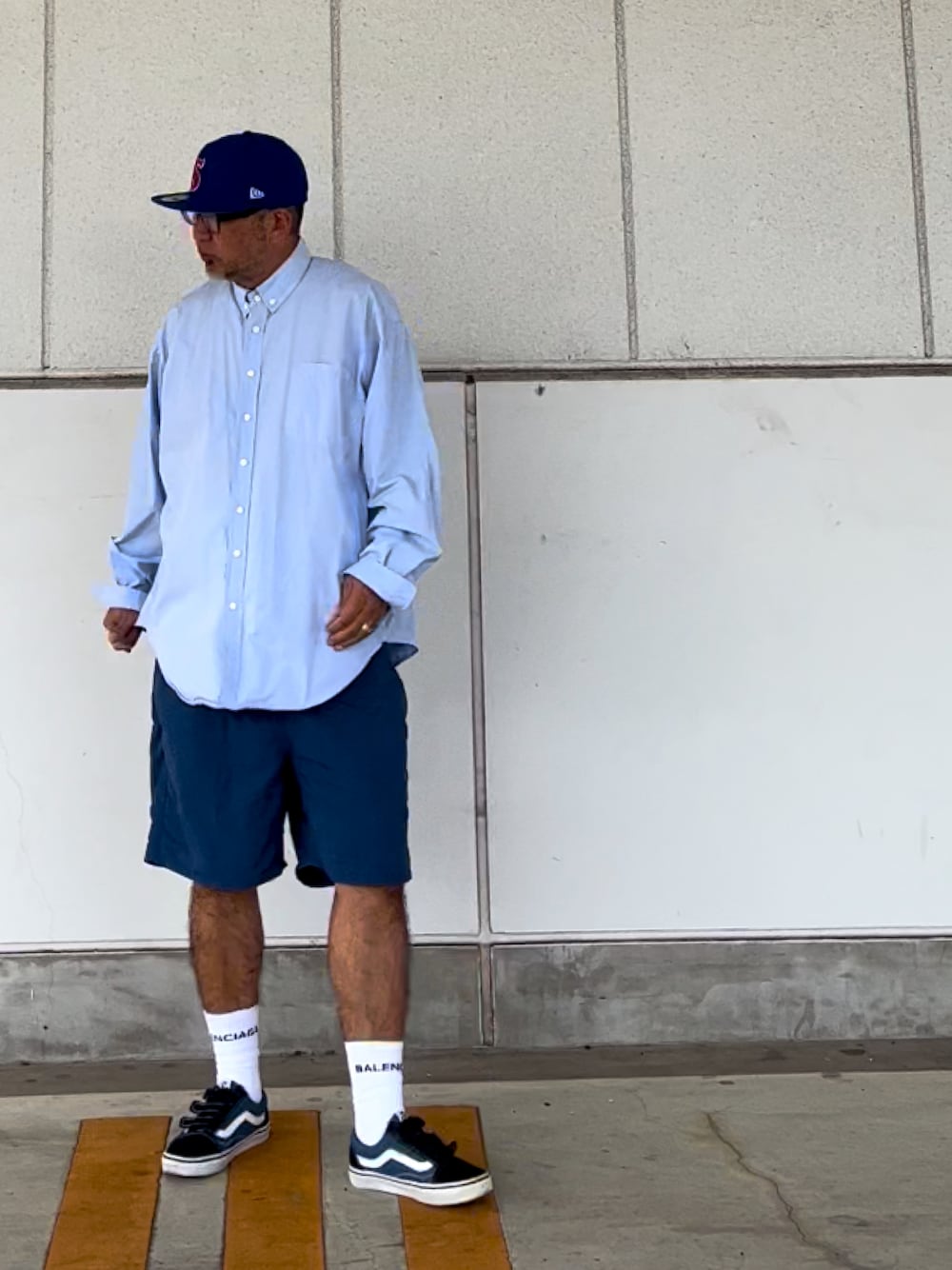 「キャップ、シャツスタイル、ストリート、スケータースタイル」｜「Supreme のアイテム（キャップ、ブルー系）」を使った、＝＝トム＝＝さん（メンズ・174cm）の秋コーディネートの1枚目の写真
