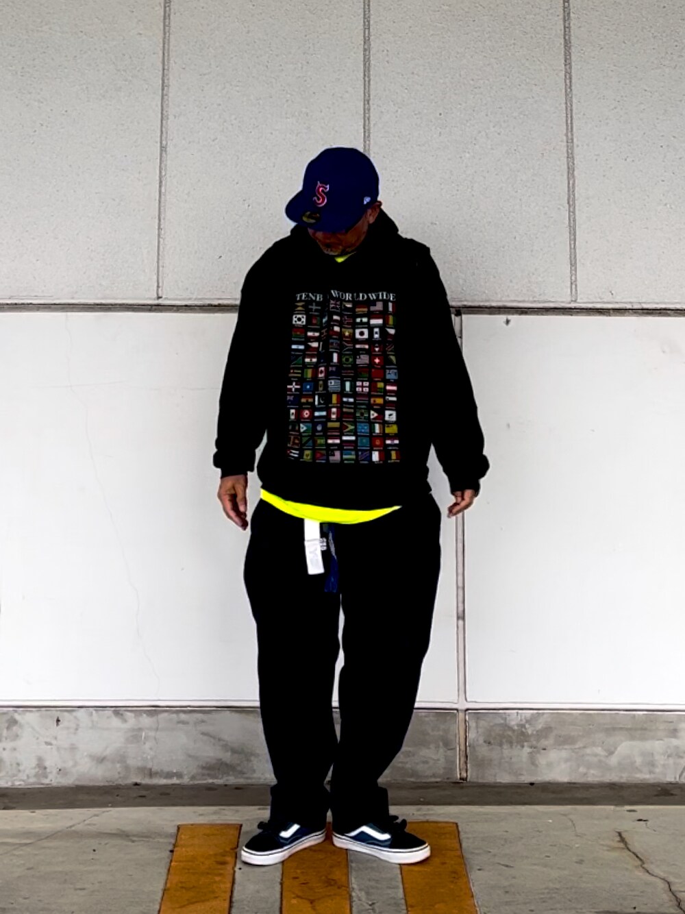 「キャップ、パーカー、チノパン、ネオンカラー、ブルー、グリーン、supreme、TENBOX、10匣、clumsy_jp」｜「Supreme のアイテム（キャップ、ブルー系）」を使った、＝＝トム＝＝さん（メンズ・174cm）の秋コーディネートの1枚目の写真