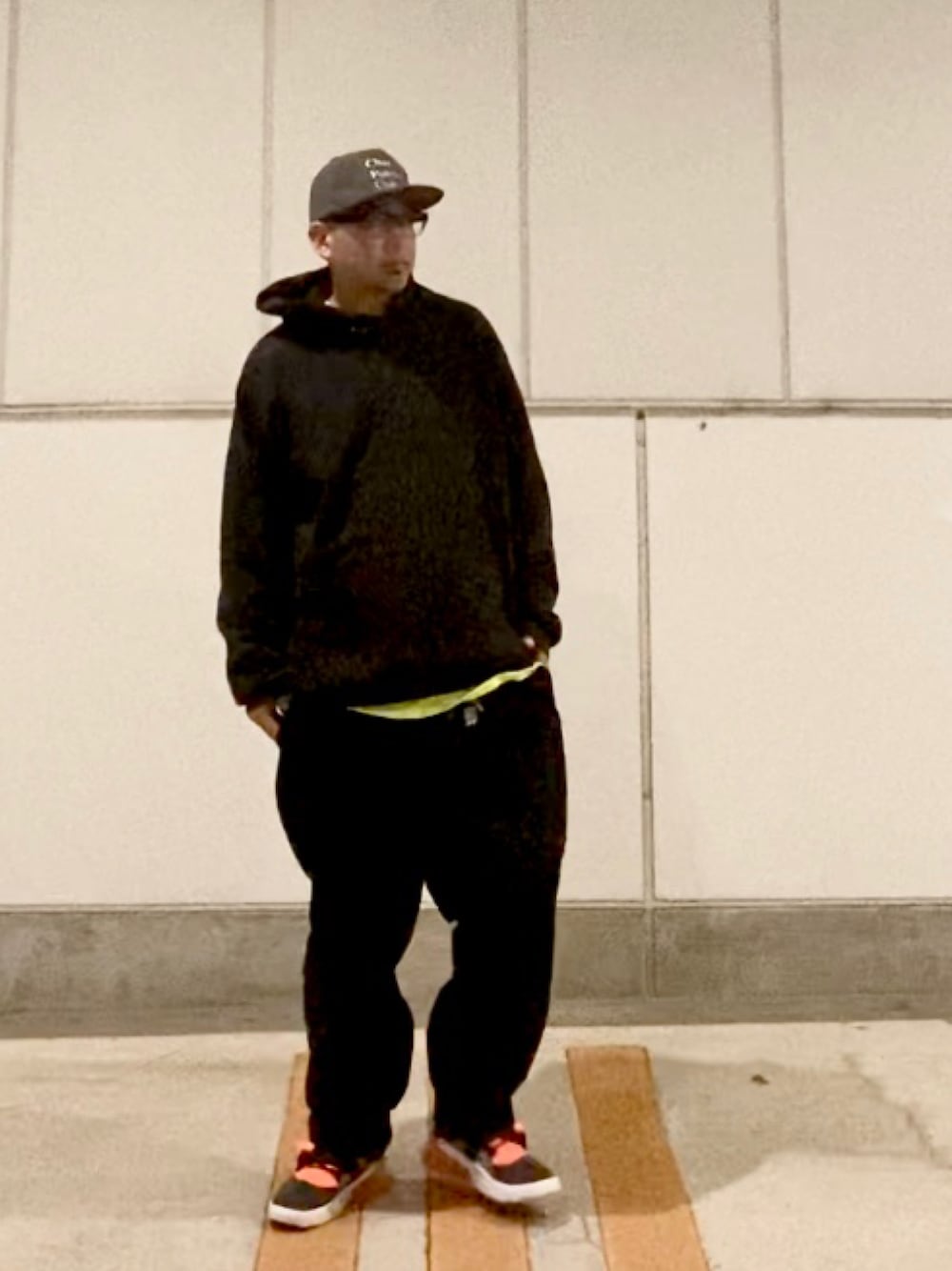 「クリスマスに着たい服、パーカー、黒、オレンジ、ネオンカラー、もこもこ帽子、NUMBERS EDITION、clumsy.pictures、NIKE AIR FORCE」｜「chaos fishing clubのアイテム（キャップ、グレー系）」を使った、＝＝トム＝＝さん（メンズ・174cm）の冬コーディネートの1枚目の写真