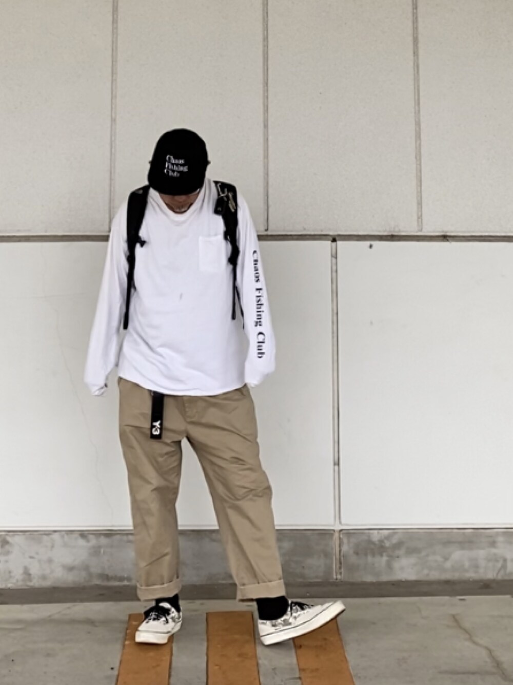 「キャップ、ロンT、ロゴT、チノパン、chaosfishingclub、ストリート、スケータースタイル」｜「Chaos Fishing Clubのアイテム（キャップ、ブラック系）」を使った、＝＝トム＝＝さん（メンズ・174cm）の秋コーディネートの1枚目の写真