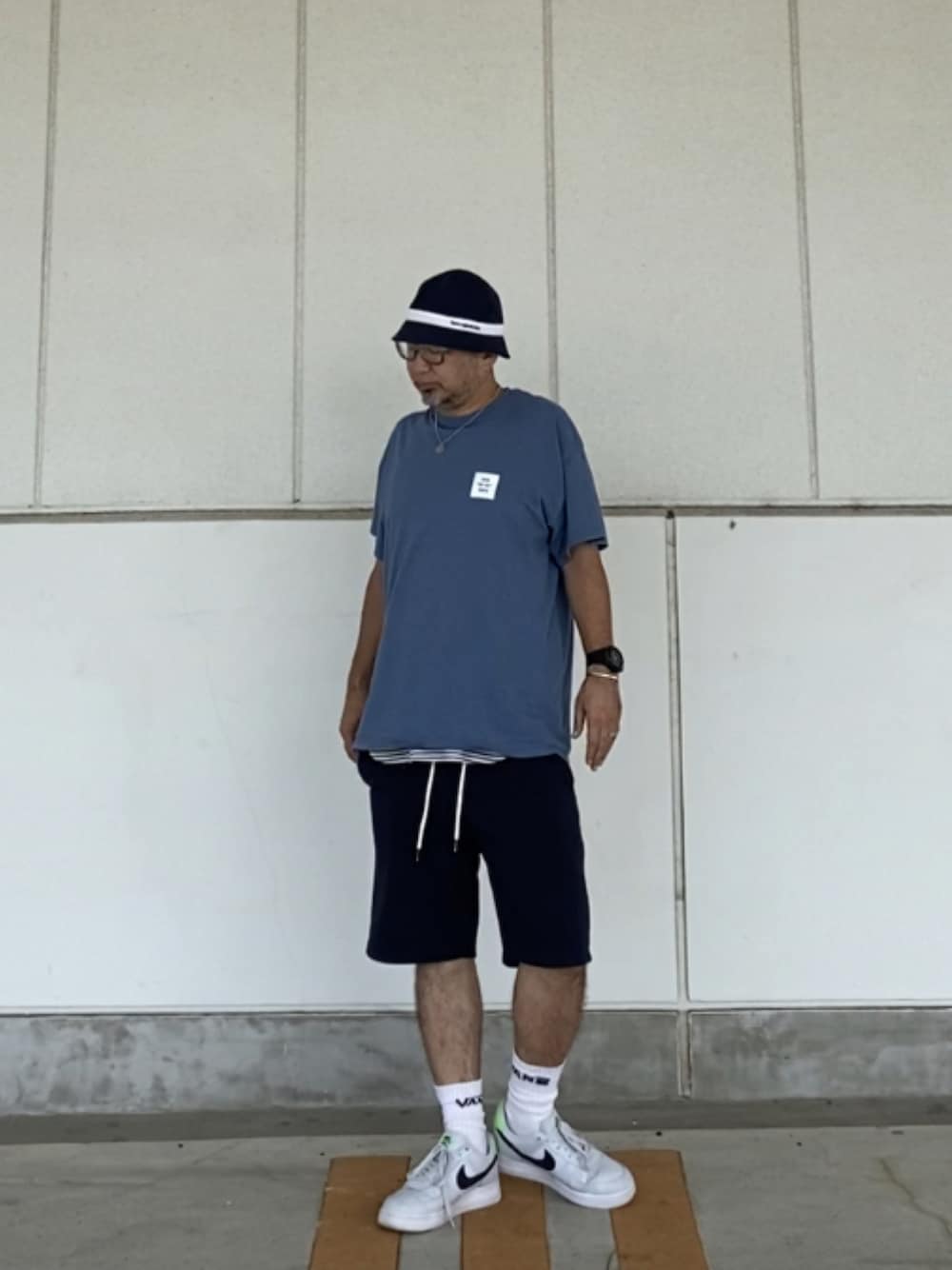 「バケットハット、ロゴT、スモーキーブルー、短パン、ストリート、AIR FORCE 1、NIKE、overthedaytokyo」｜「Have a good timeのアイテム（ハット、ブルー系）」を使った、＝＝トム＝＝さん（メンズ・174cm）の夏コーディネートの1枚目の写真